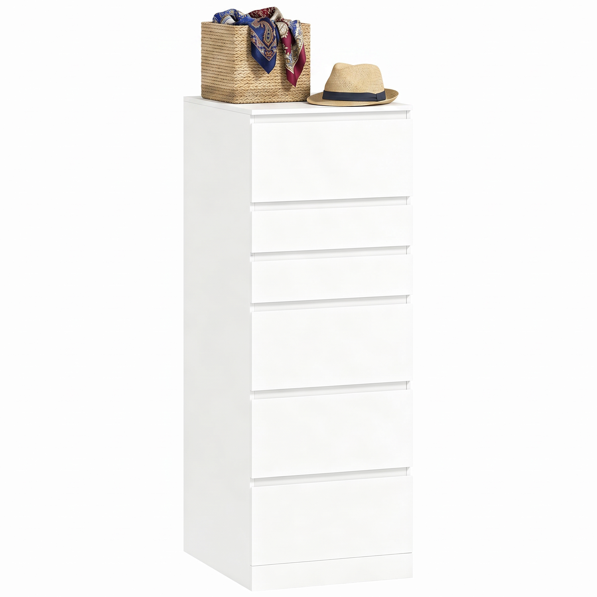 Comò bianco alto con sei cassetti, sormontato da un cesto di sciarpe e un cappello.