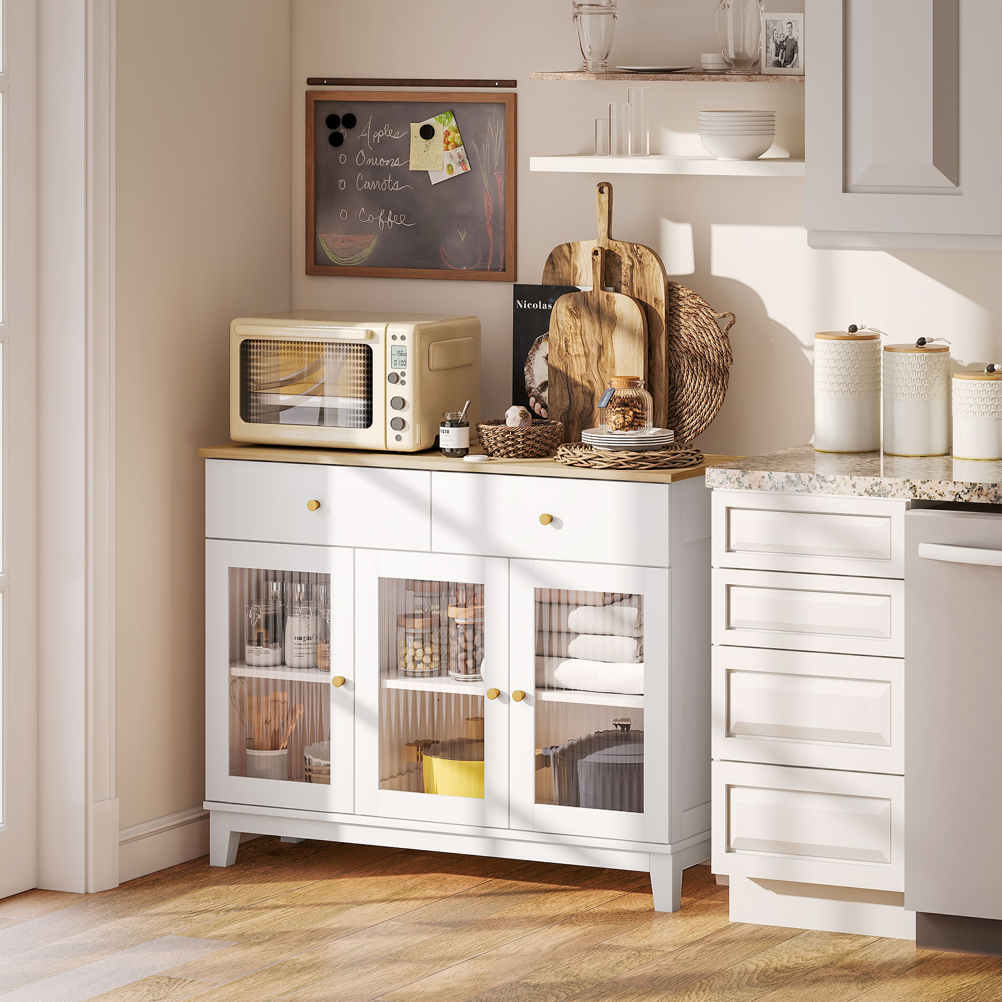 Un bancone da cucina bianco con microonde, credenza e cassetti.
