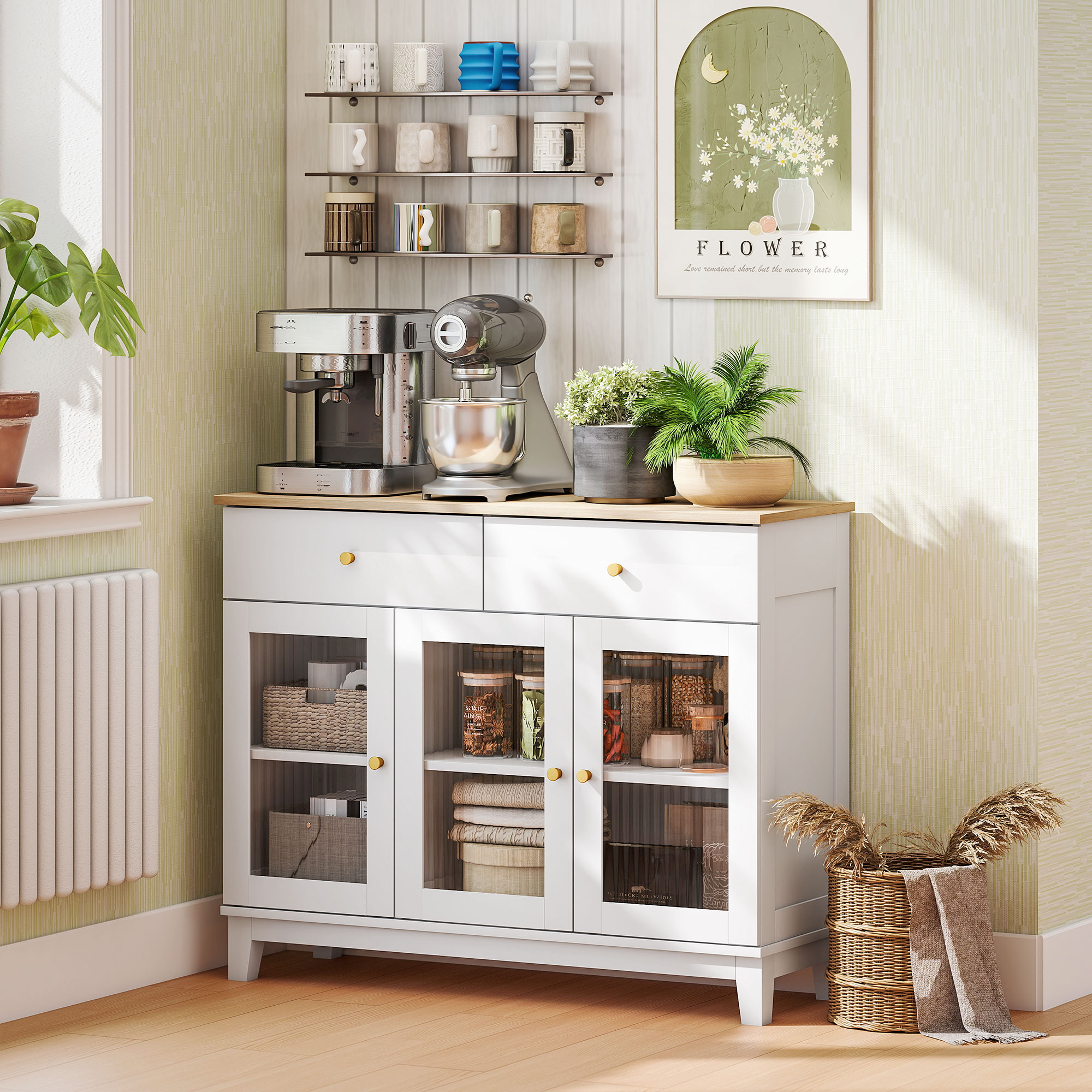 Una credenza da cucina bianca con ante in vetro, contenente provviste. Elettrodomestici sopra.