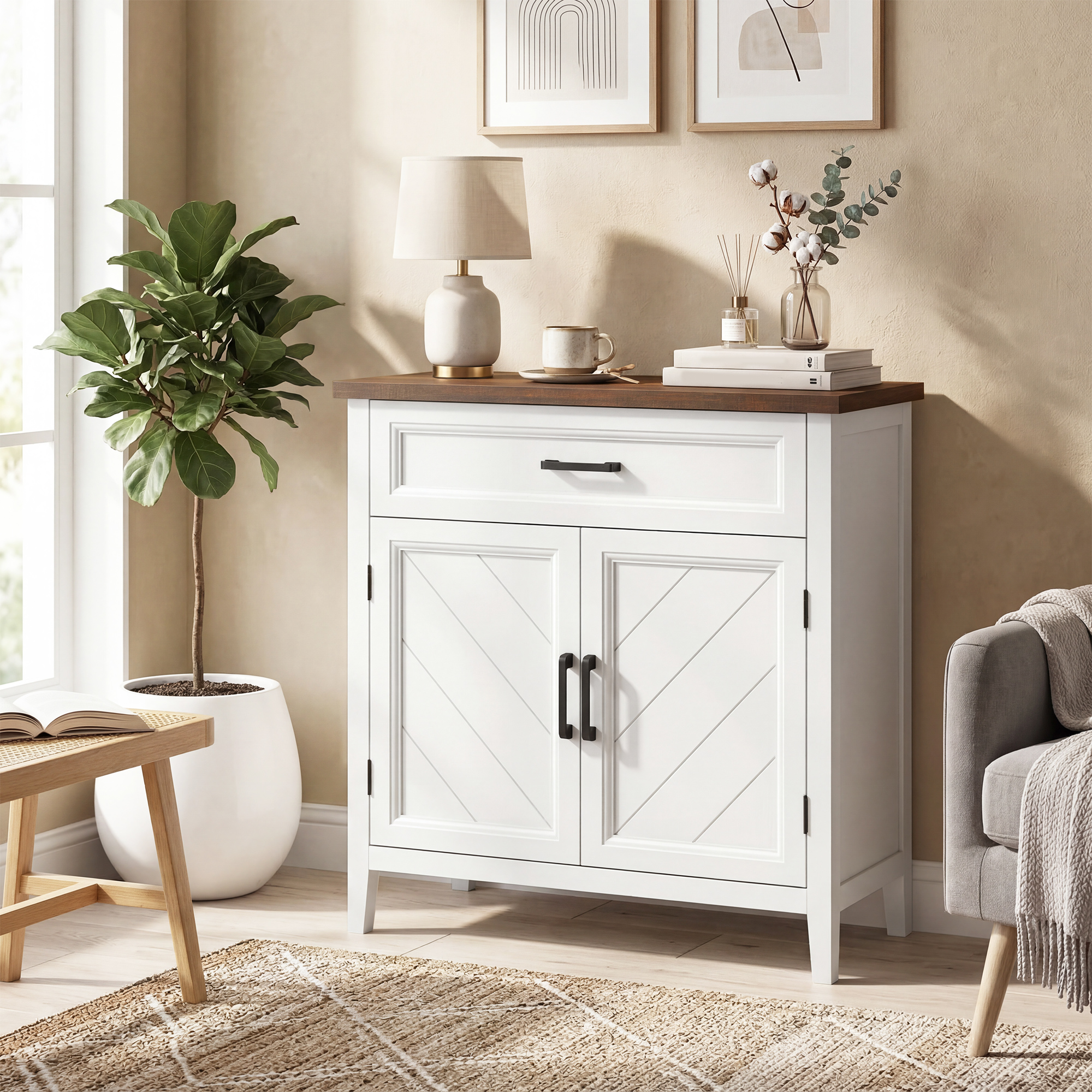 Un mobile bianco con piano in legno, accanto a una pianta e un divano.