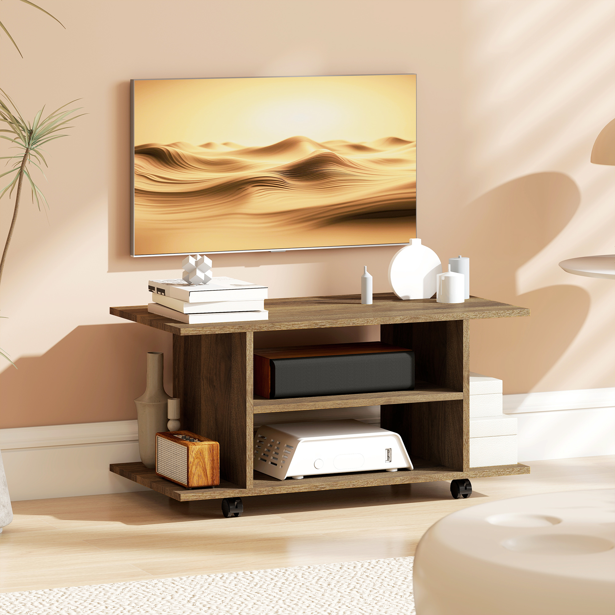 Un mobile TV in legno con TV, libri, vasi ed elettronica.