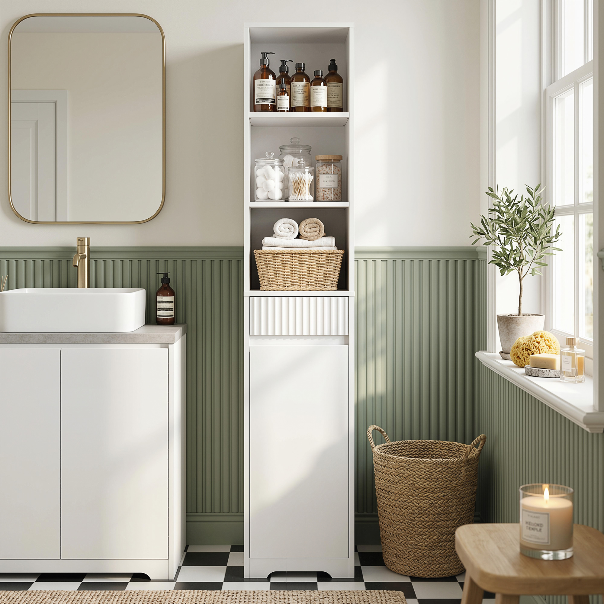 Bagno moderno con mobile bianco, specchio, scaffalatura e pareti verdi a pannelli.