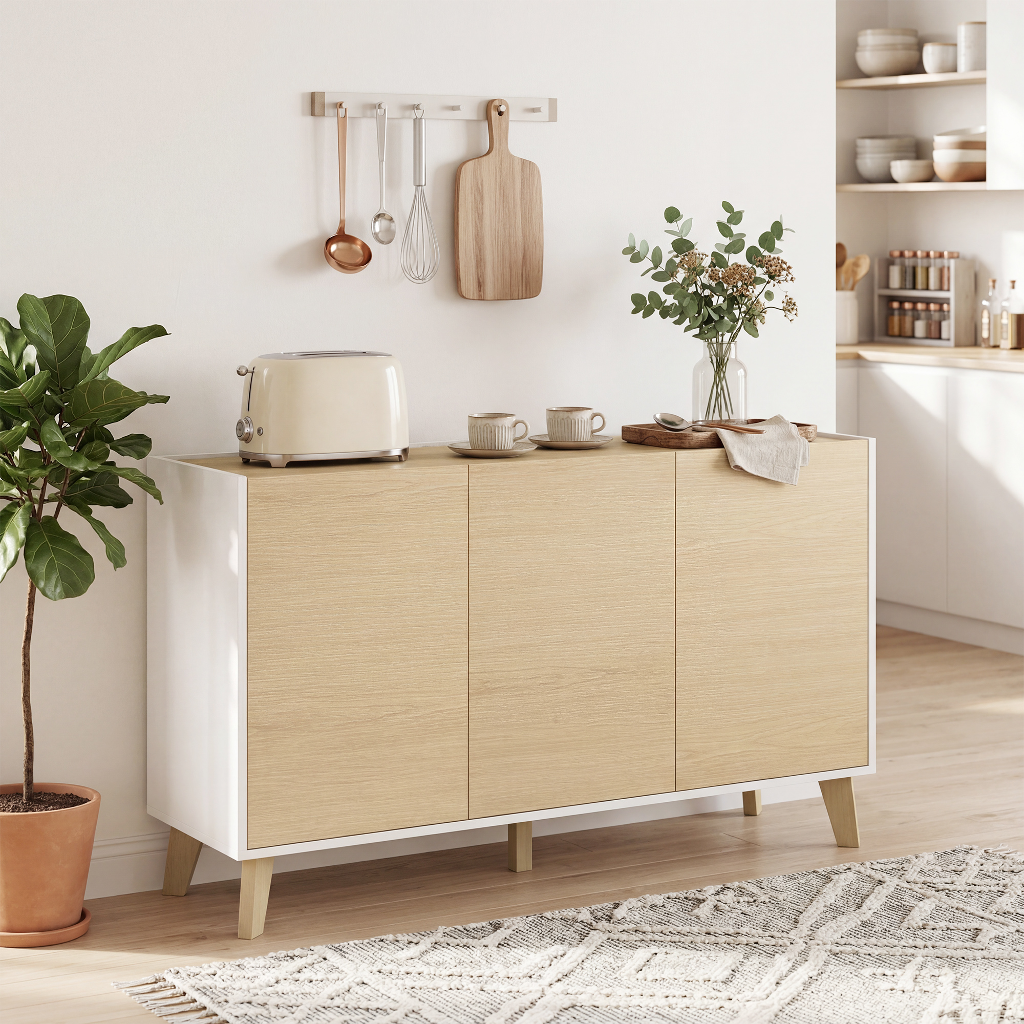 Un tostapane color crema su un mobile in legno chiaro. Utensili da cucina appesi.