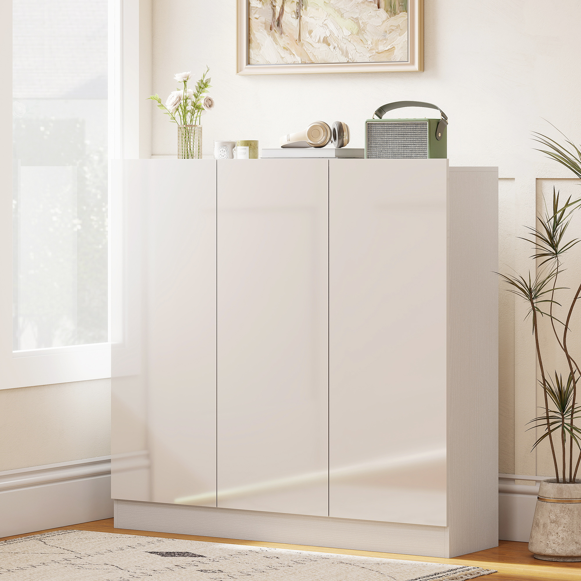 Una credenza beige chiaro a tre ante, decorata con fiori, cuffie e radio.