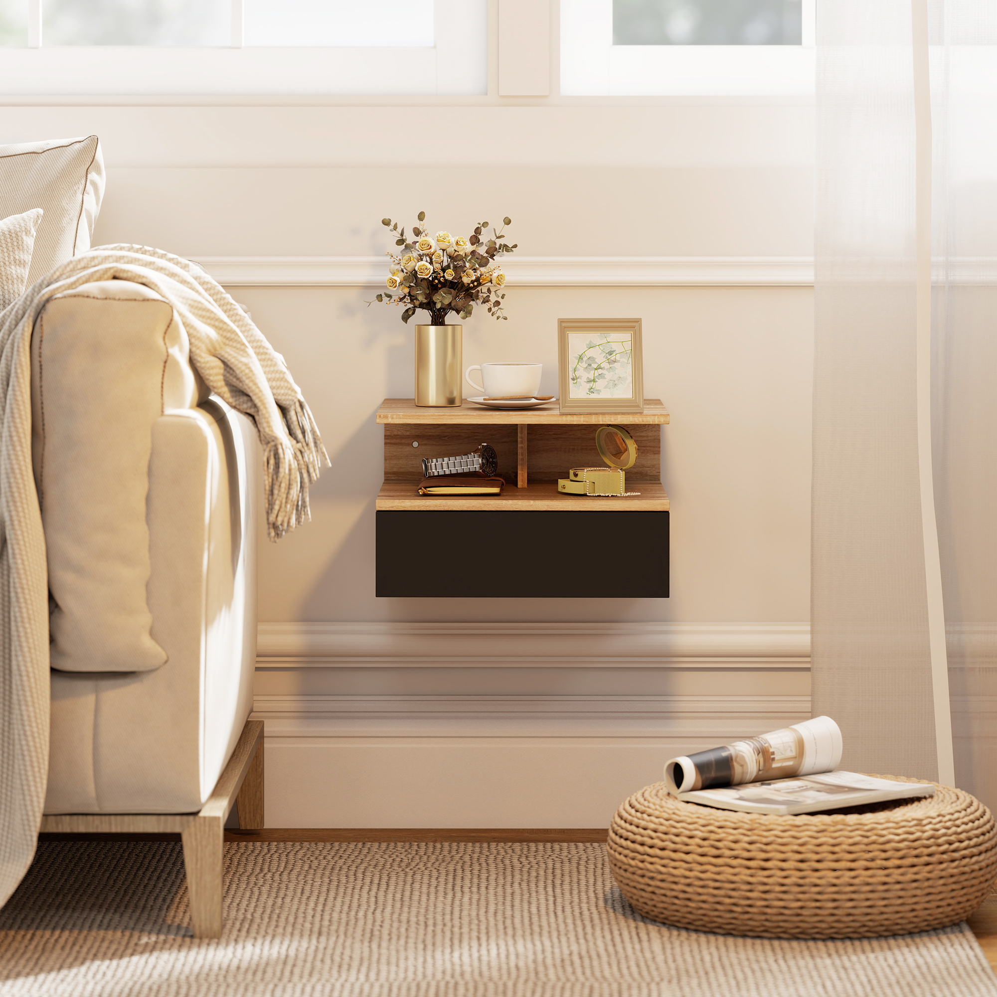 Comodino a muro con decorazioni, accanto a un divano con coperta.