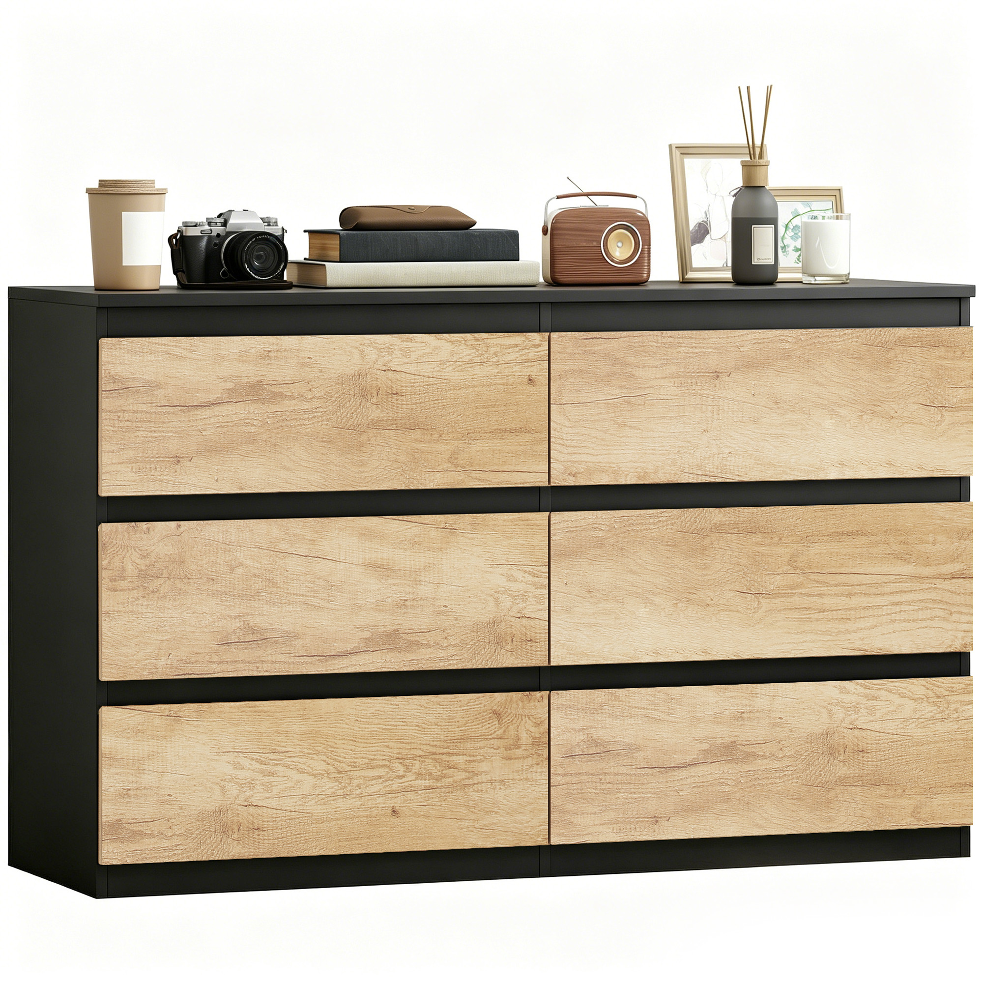 Comò scuro con sei cassetti con anta in legno e oggetti decorativi.