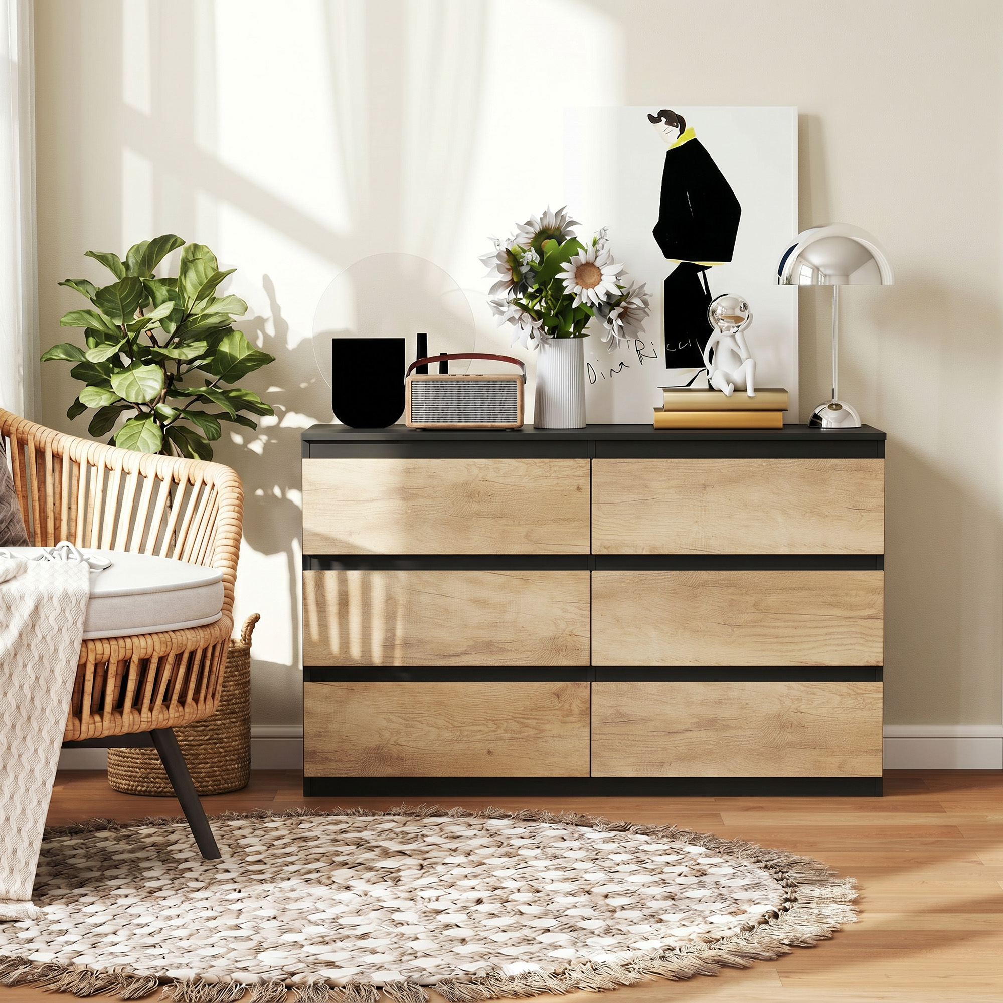 Sedia in vimini con cesto e cassettiera con accenti in legno, arte e lampada.