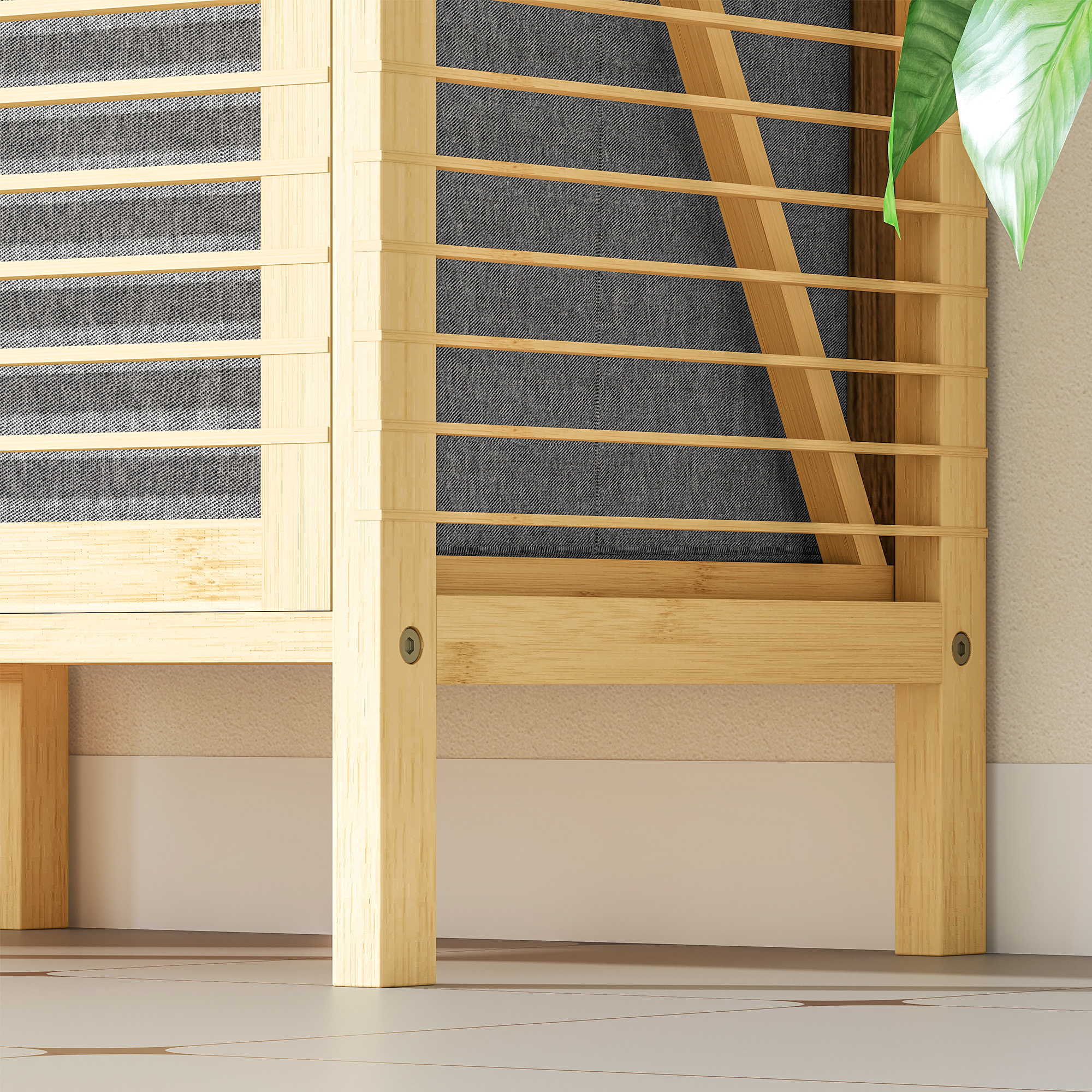 Una mensola in legno chiaro con sfondo in tessuto scuro e foglie verdi. Design minimalista.