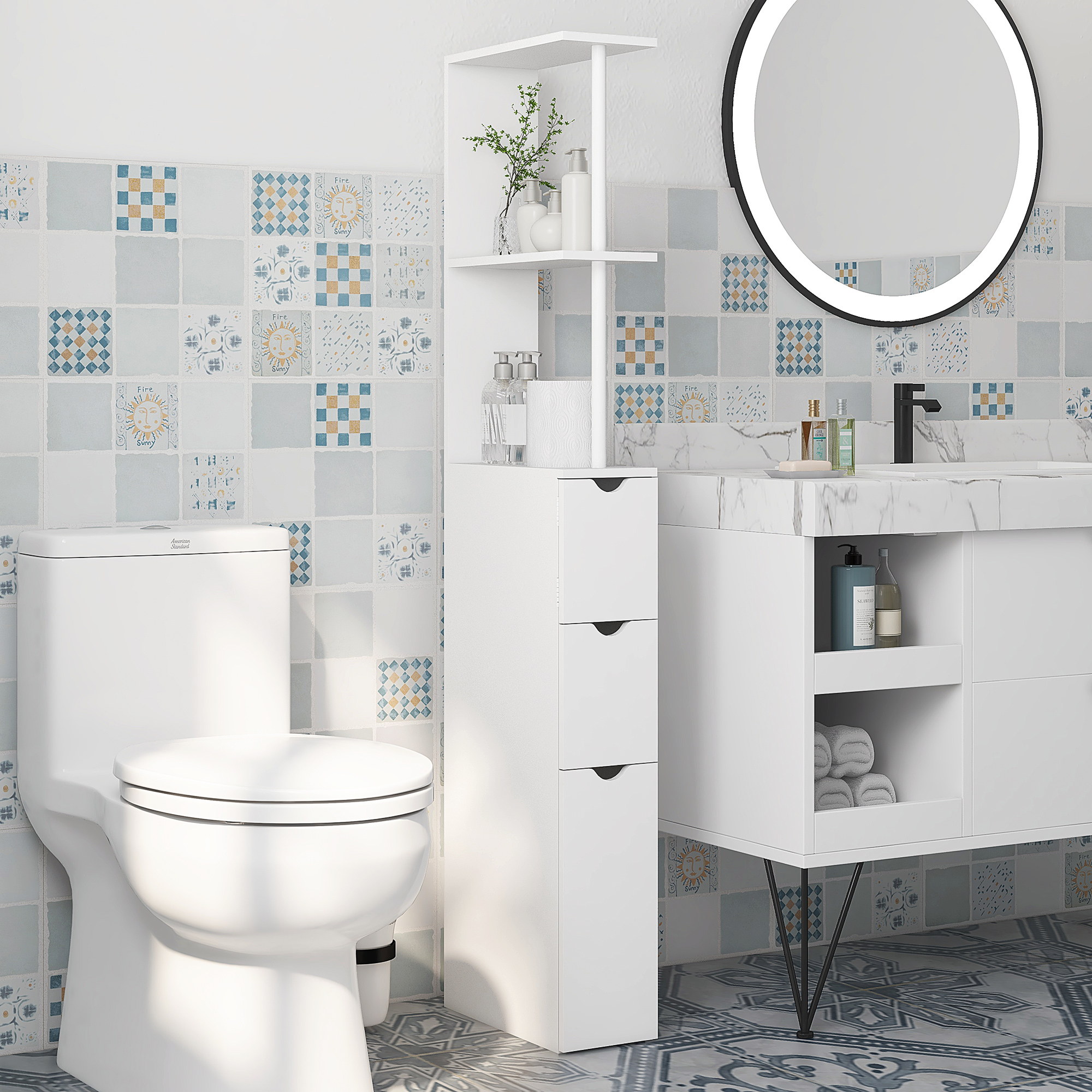Un bagno con WC, lavandino, specchio e mobiletto.