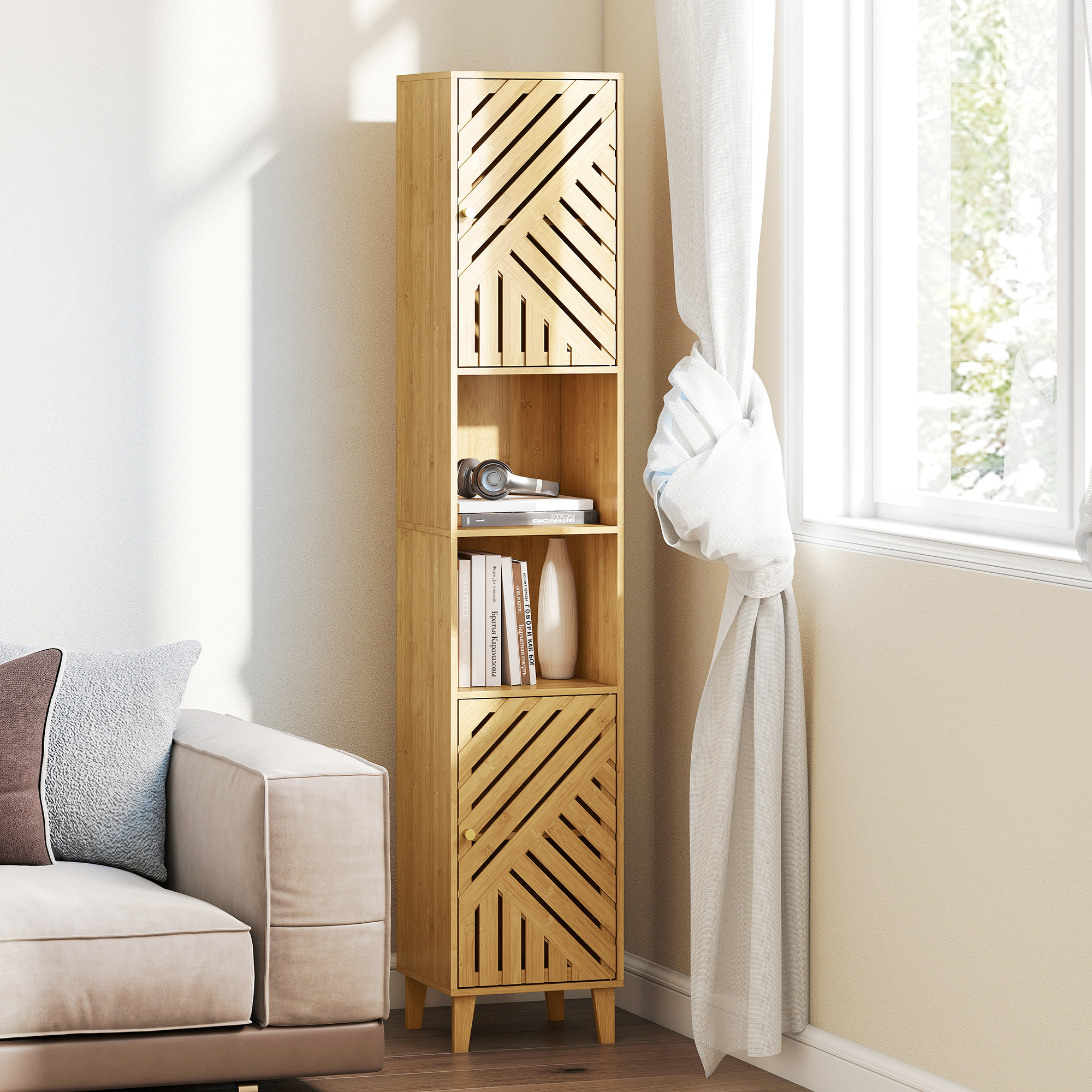 Una scaffalatura alta e stretta in legno con due ante, libri e un vaso, accanto a un divano e tende.