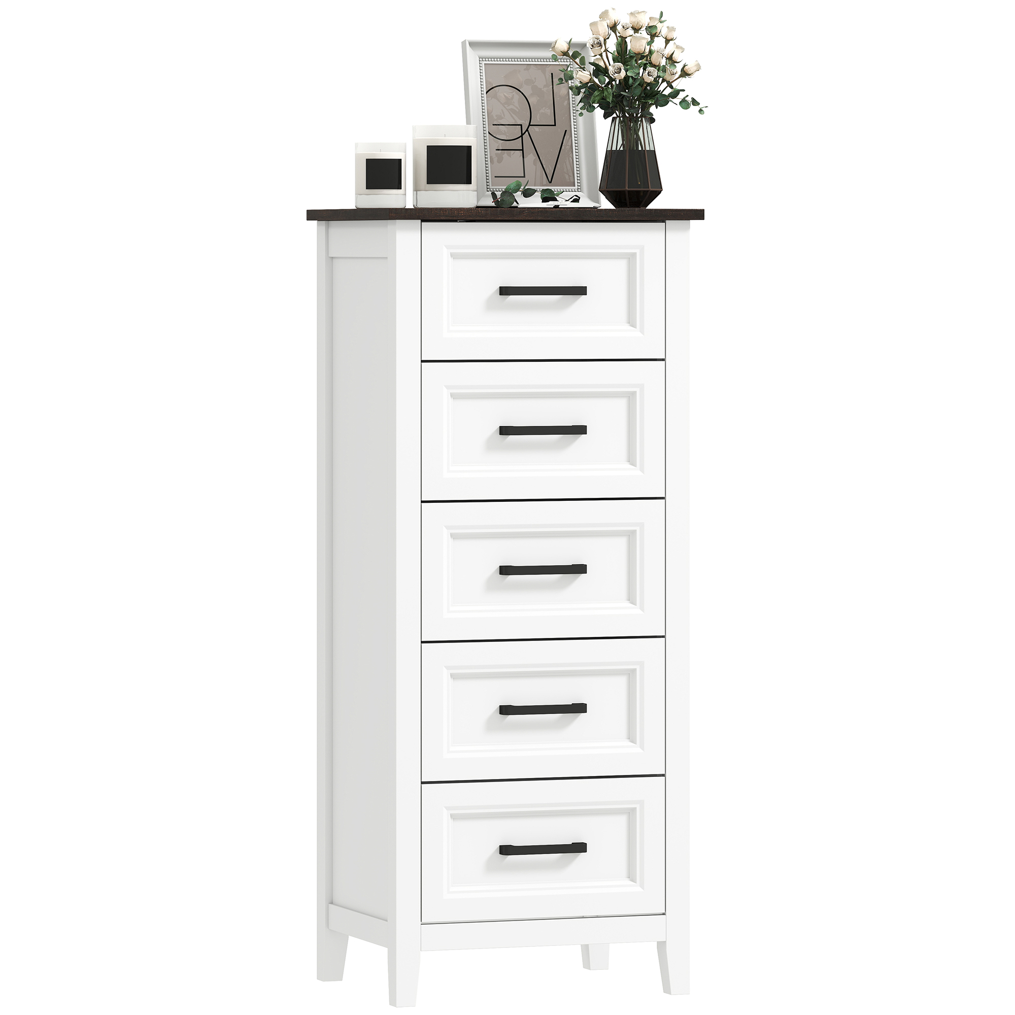 Cassettiera bianca a cinque cassetti con maniglie nere, decorata con candele, un quadro e fiori.