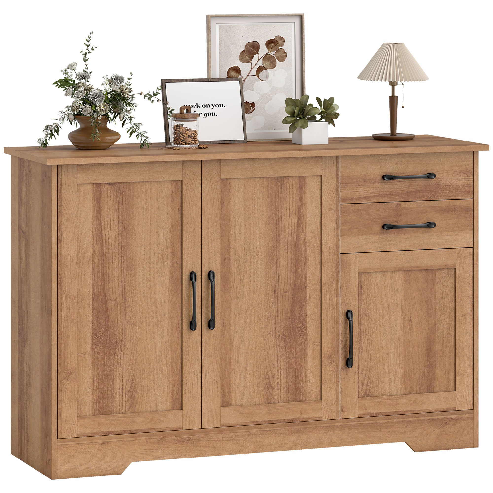 Una credenza in legno con due ante, due cassetti, lampada, piante e quadri.