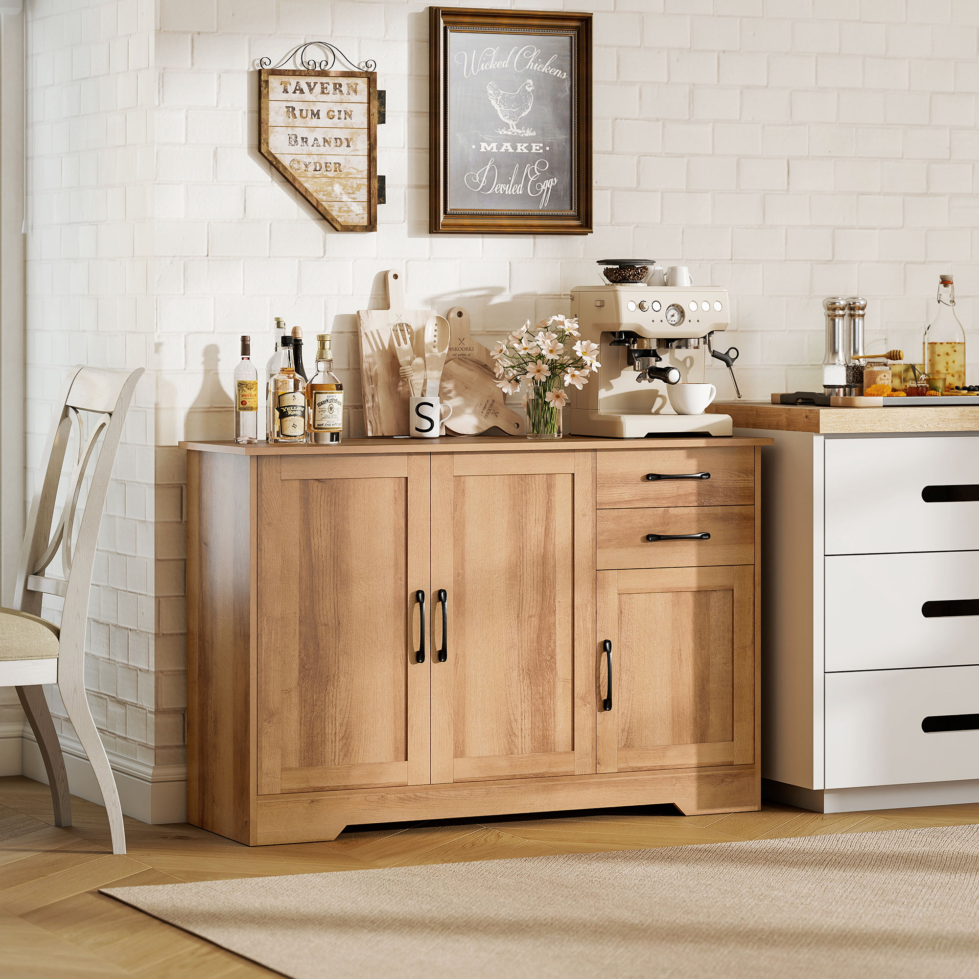 Una credenza da cucina rustica con bottiglie, macchina da caffè e decorazioni. Muro di mattoni bianchi.