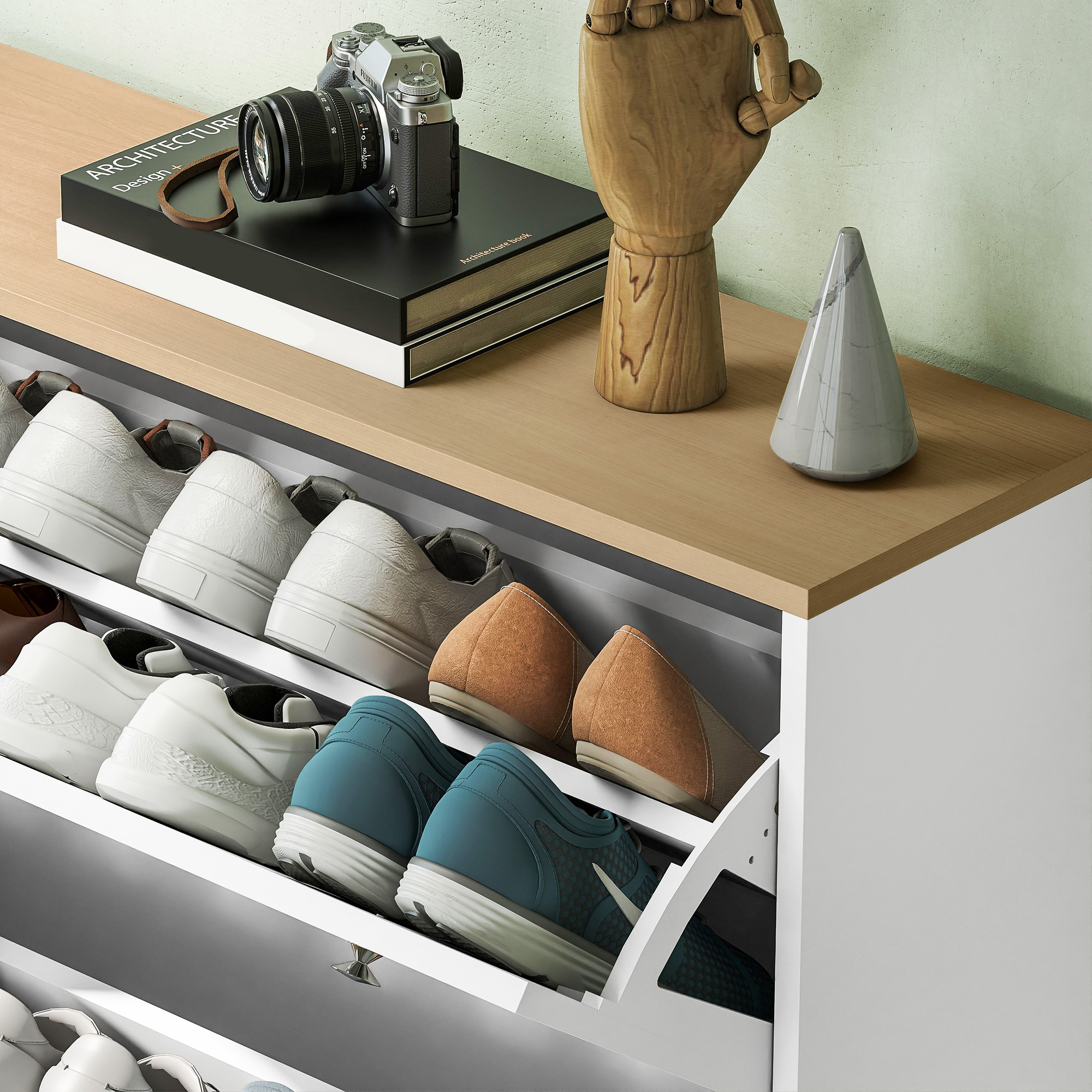 Una scarpiera con varie scarpe, una macchina fotografica e oggetti decorativi.