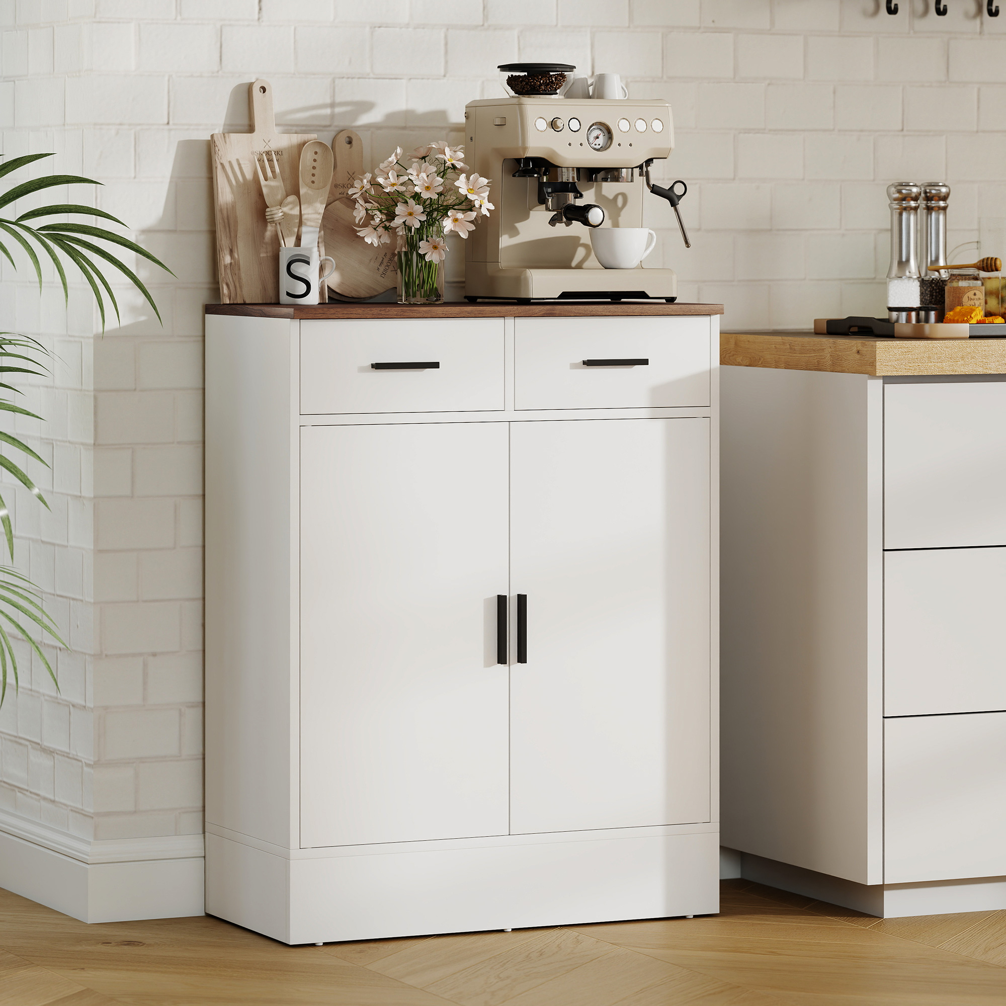 Un mobiletto da cucina bianco con utensili da cucina in legno e macchina per caffè.