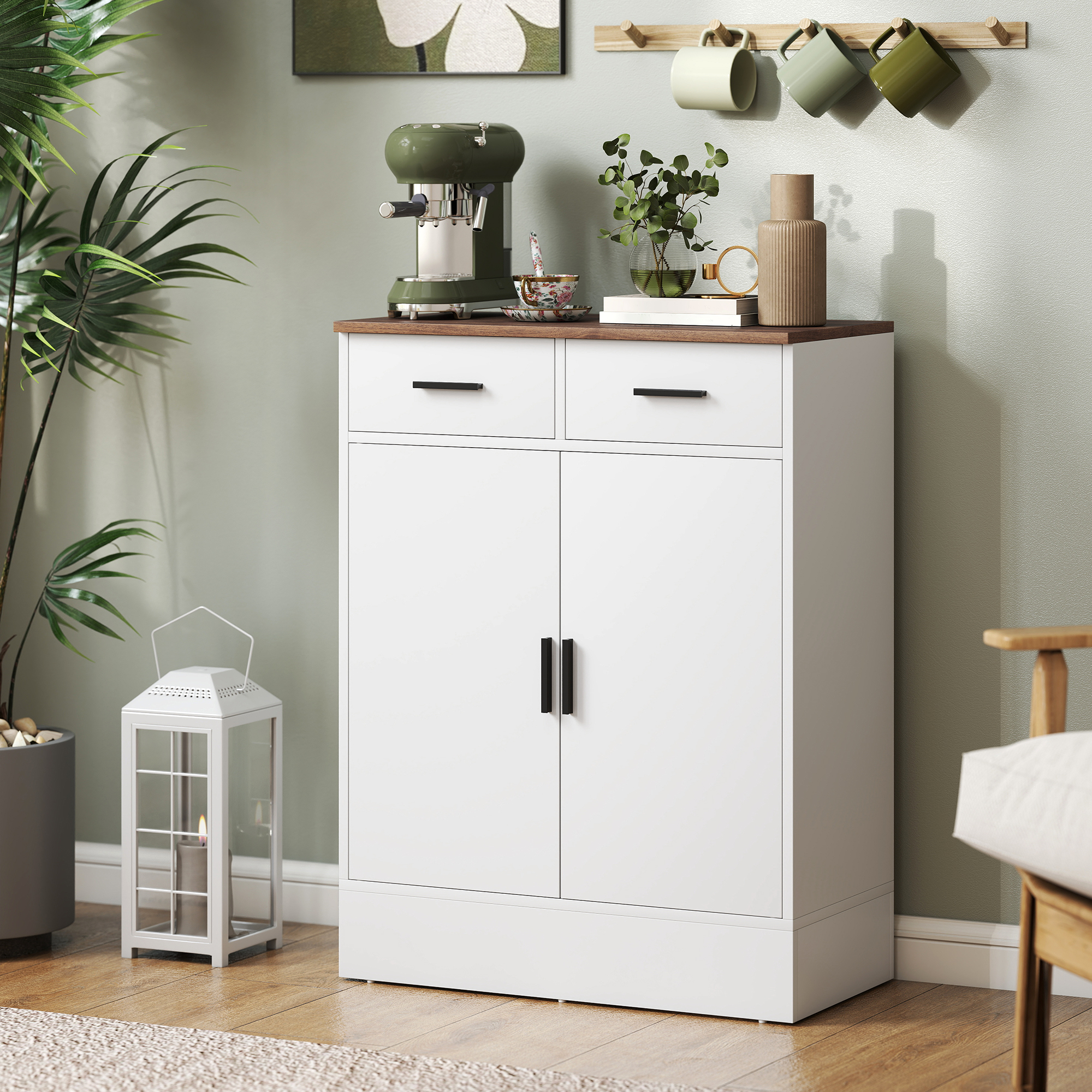 Una macchina da caffè verde si trova sopra un mobile bianco con piano in legno.