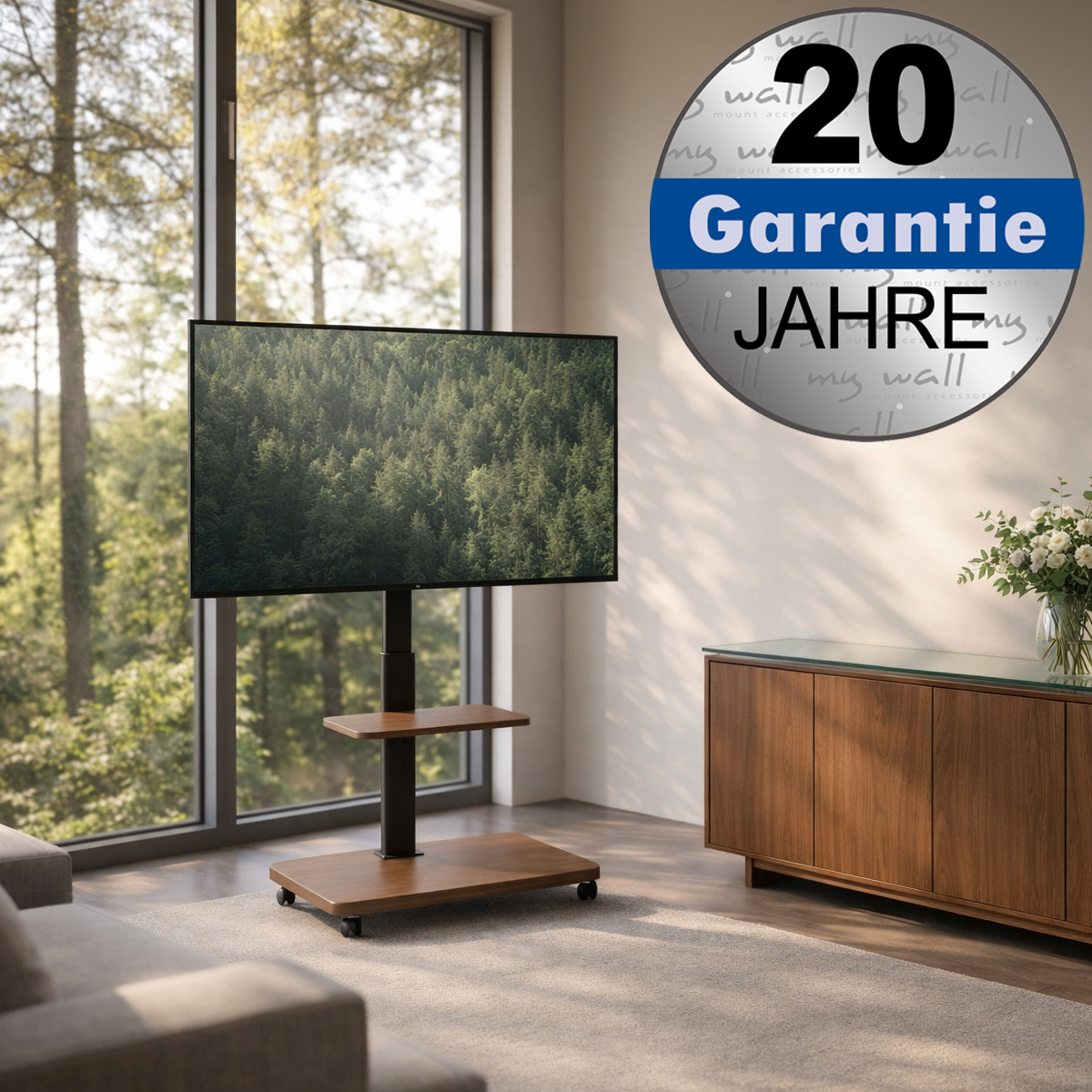 Ein moderner TV-Ständer mit Holzablagen steht vor einem Fenster mit Waldansicht.
