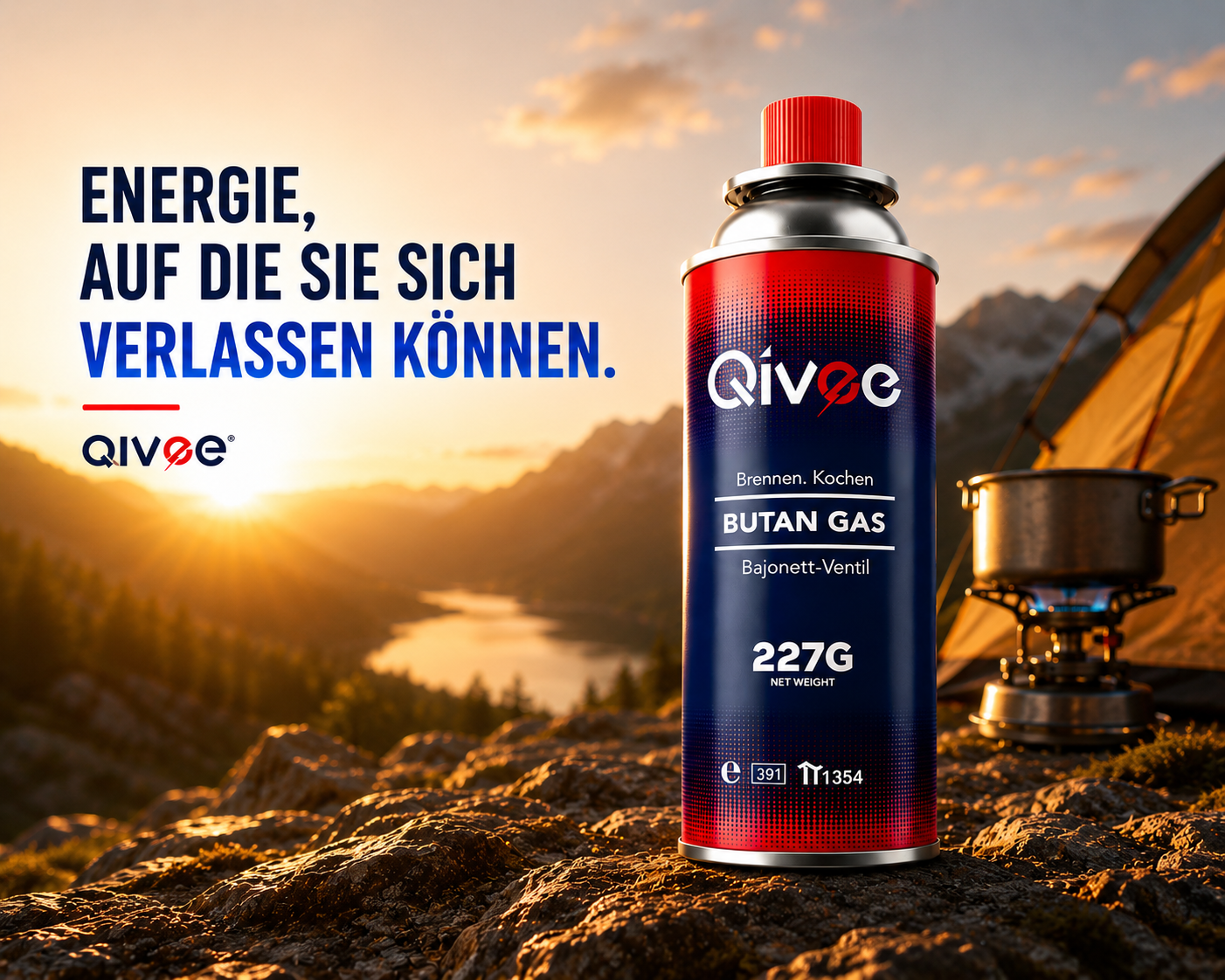 Eine Qivée Butangas Dose steht auf felsigem Boden. Im Hintergrund Zelt, Kocher und Berglandschaft.