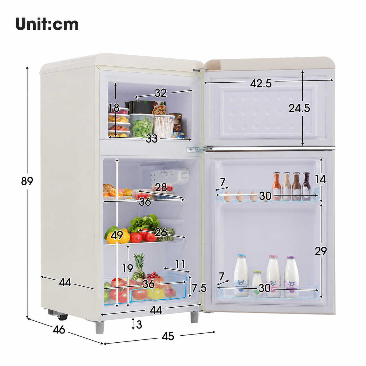 Ein offener, cremefarbener Kühlschrank mit Lebensmitteln und Maßen.