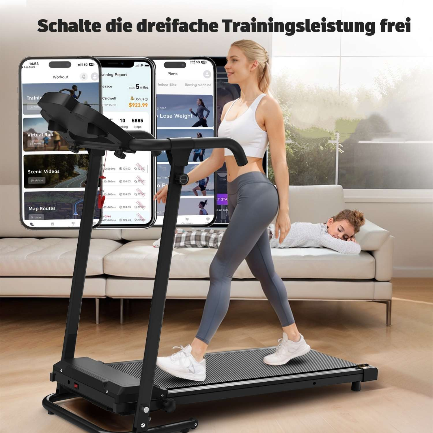 Frau läuft auf Laufband, Kind schläft auf Sofa, Handy zeigt Trainings-App.