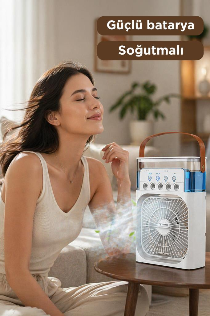 Kadın, su tanklı beyaz taşınabilir mini soğutucudan gelen serin havanın tadını çıkarıyor.
