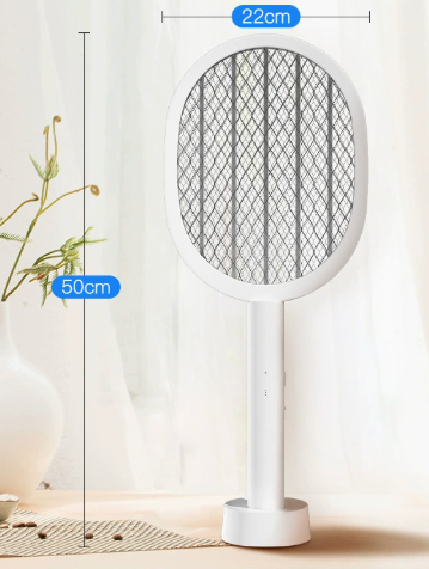 Ein weißer elektrischer Mücken-Tennisschläger, 50 cm hoch, 22 cm breit, auf einem Tisch.
