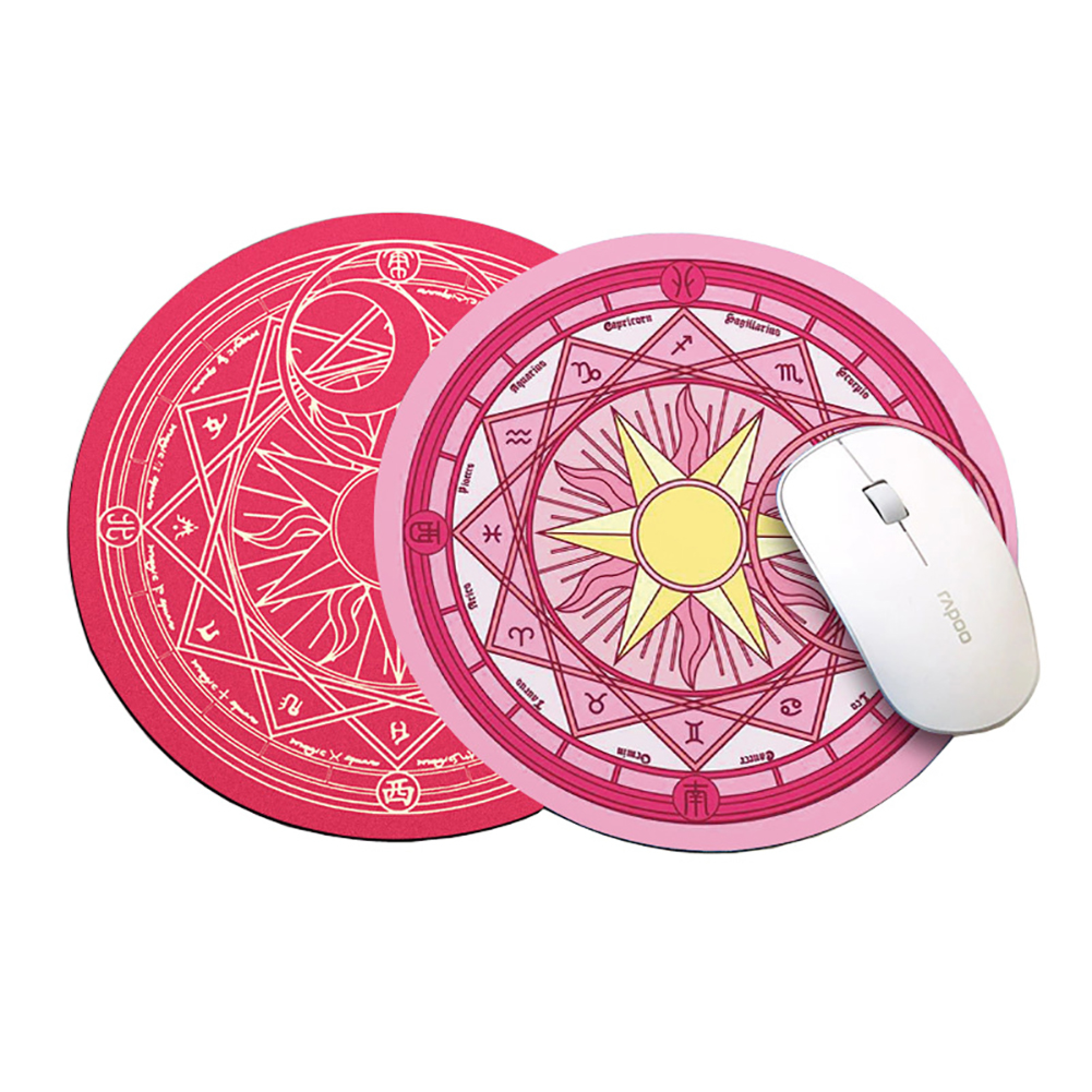 Zwei runde Mousepads mit magischen Symbolen und Sternzeichen; ein weißes Maus liegt auf einem.