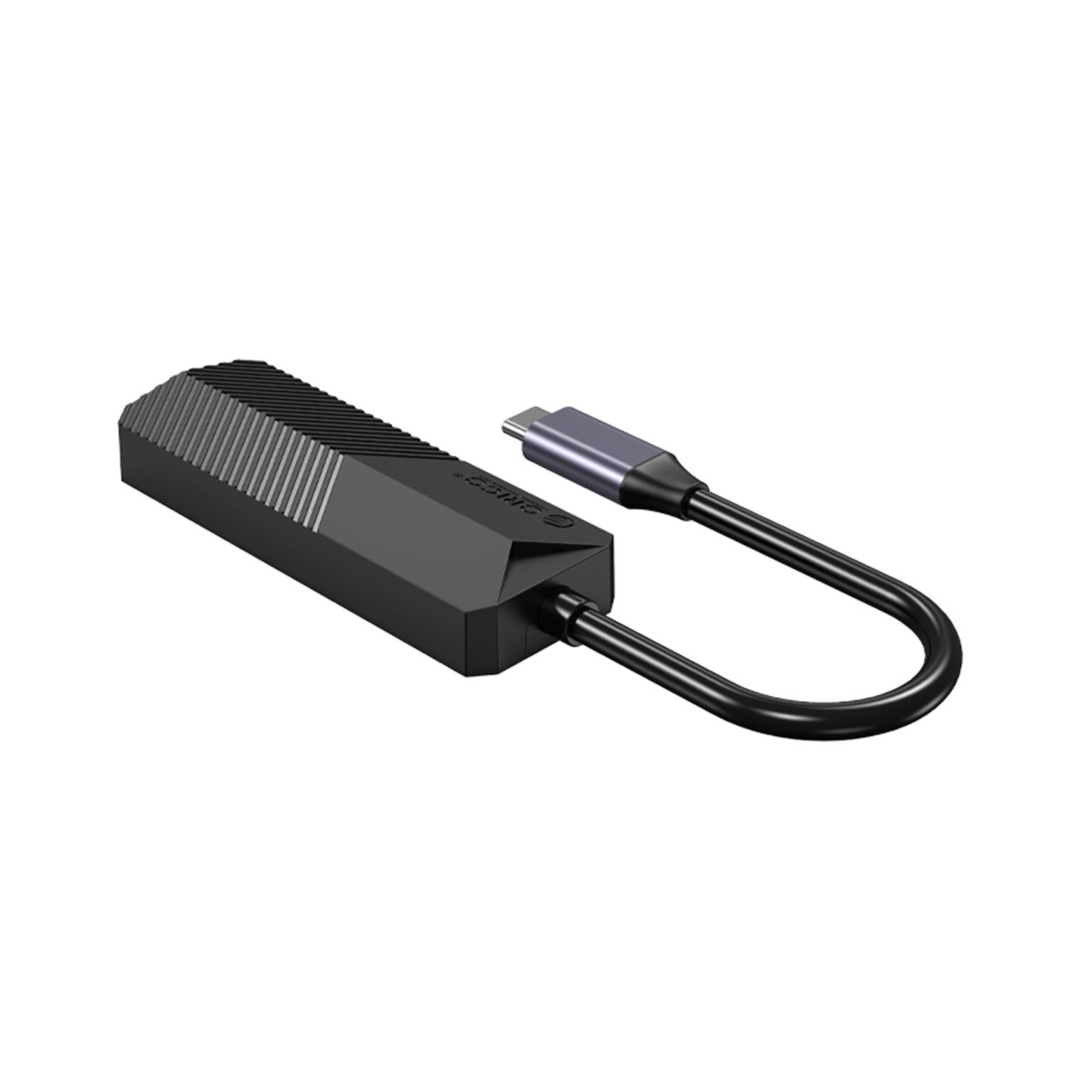 Siyah USB-C adaptörü, nervürlü kasa ve esnek kablolu.