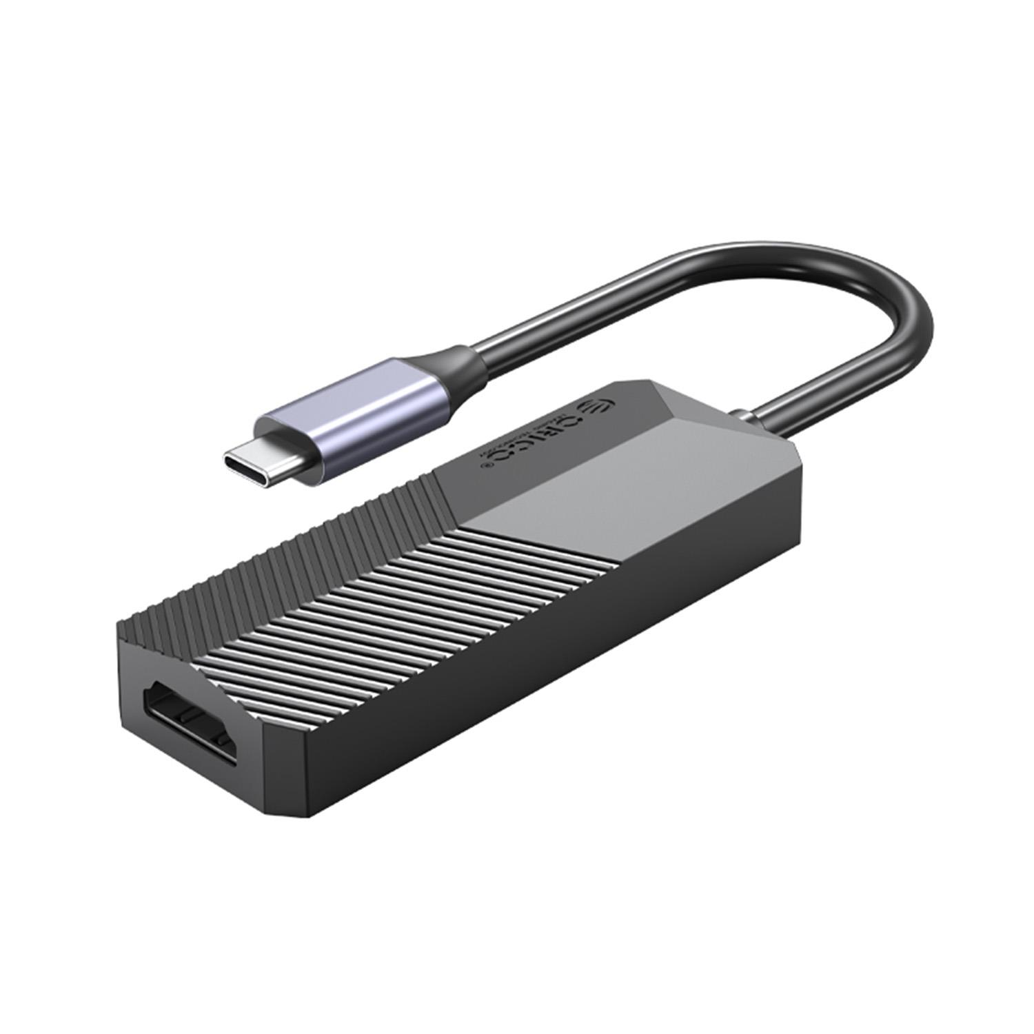 Yivli kasalı siyah USB-C adaptörü HDMI bağlantı noktasıyla.