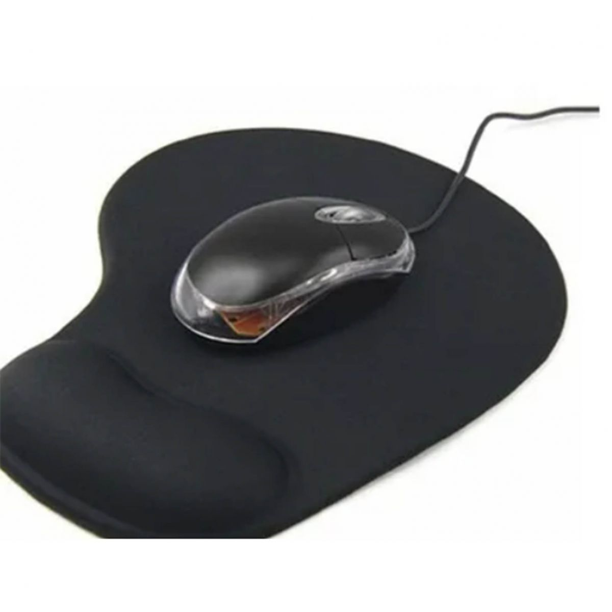 Schwarze Computermouse auf einer schwarzen Handballenauflage mit Handgelenkstütze.
