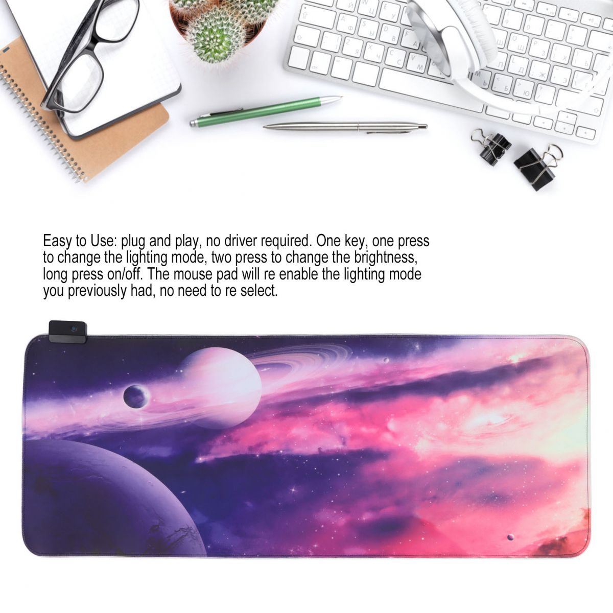 Eine Mauspad mit einem Weltraumdesign mit Planeten und Nebeln in Lila und Rosa.