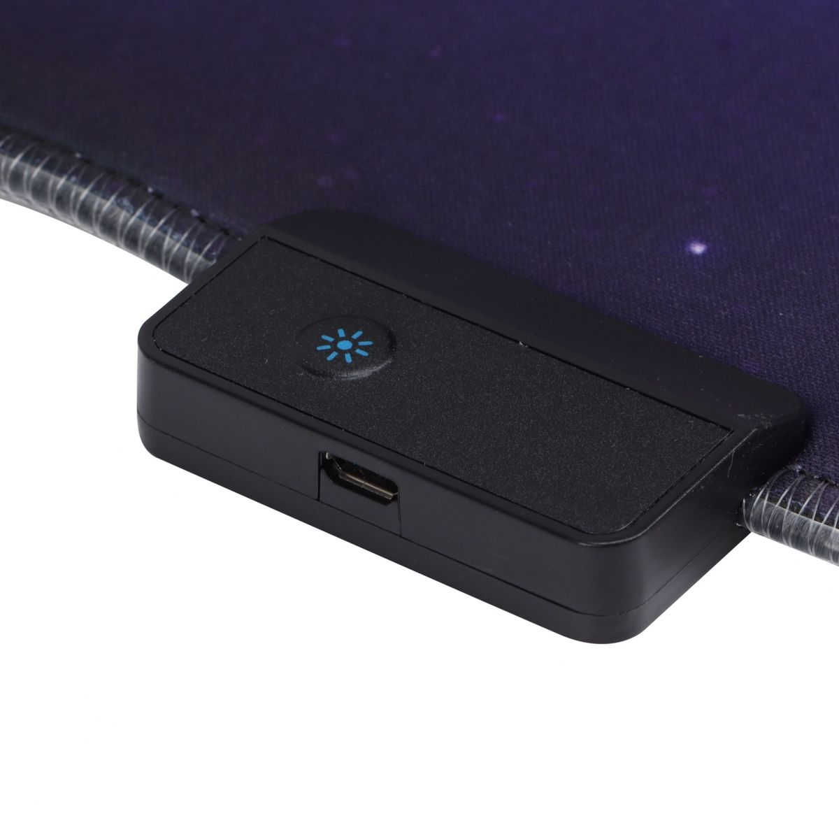 Schwarzer Kasten mit USB-Anschluss und blauem Symbol auf einer lila Mausmatte.