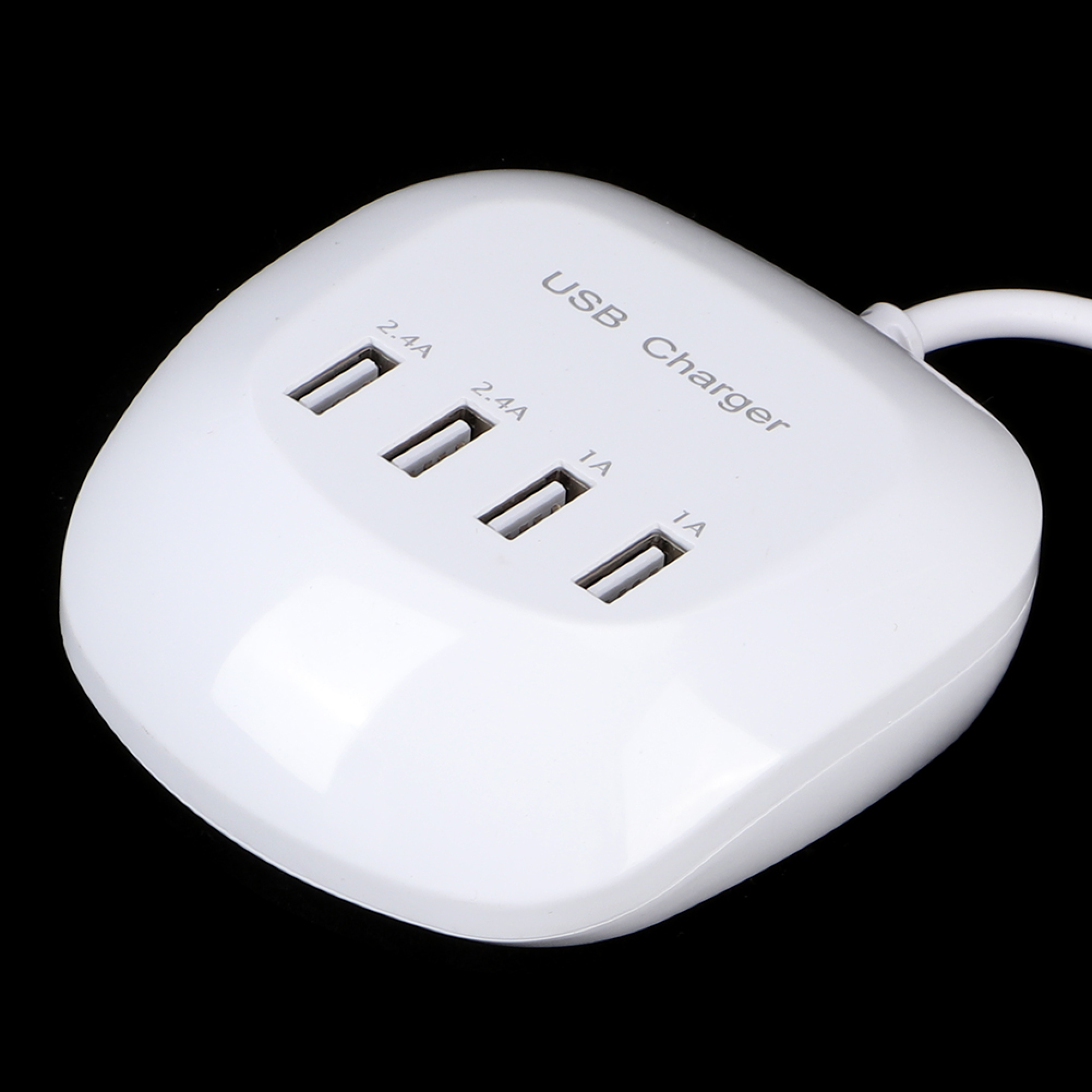 Weißes USB-Ladegerät mit vier Anschlüssen: zwei 2,4A und zwei 1A.