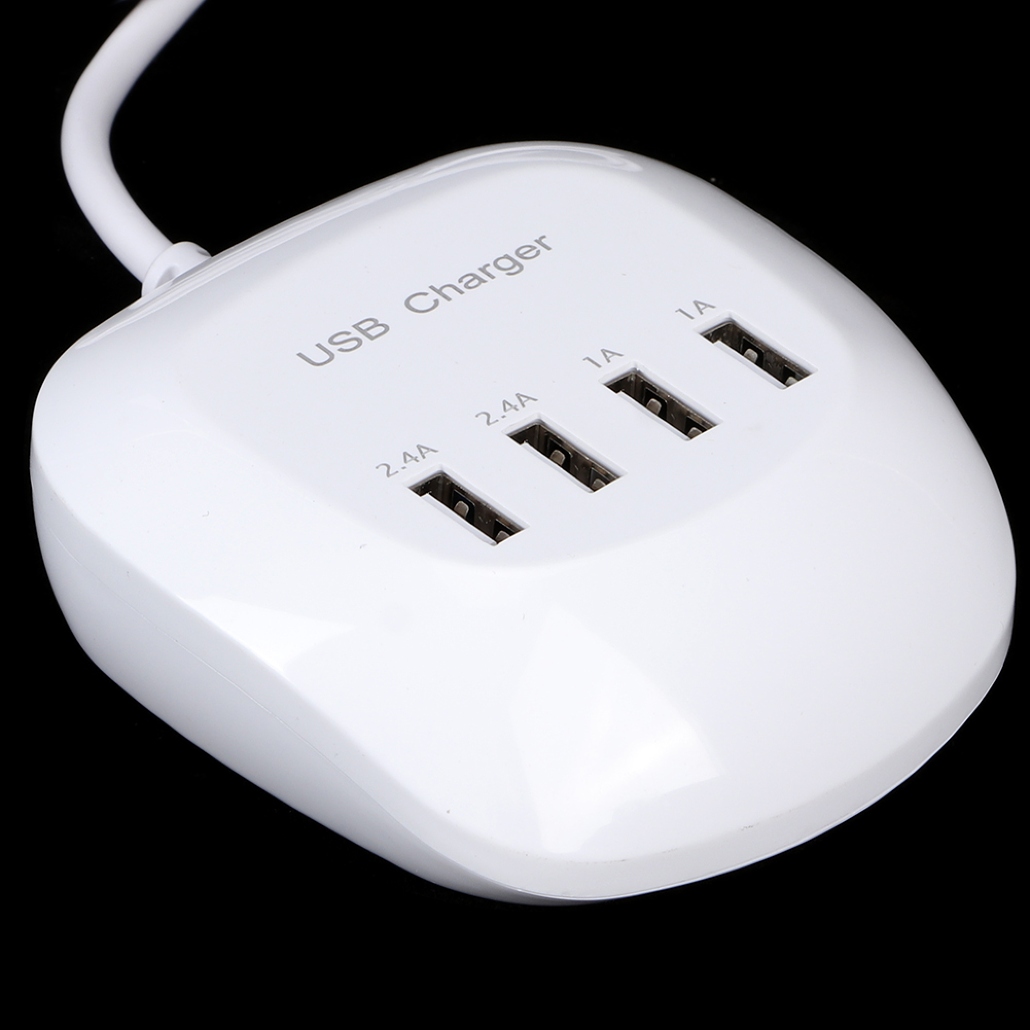 Ein weißes USB-Ladegerät mit vier Anschlüssen und einem Kabel auf schwarzem Hintergrund.