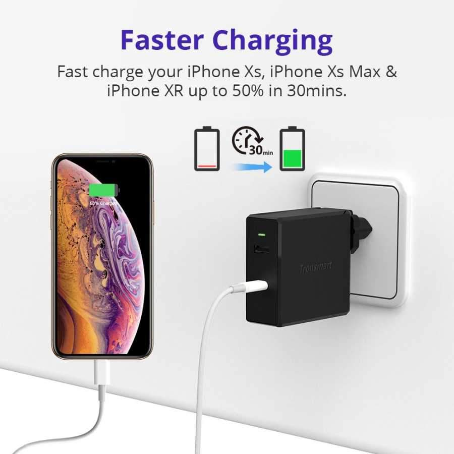 Siyah bir şarj cihazı iPhone'u hızlı şarj ediyor.