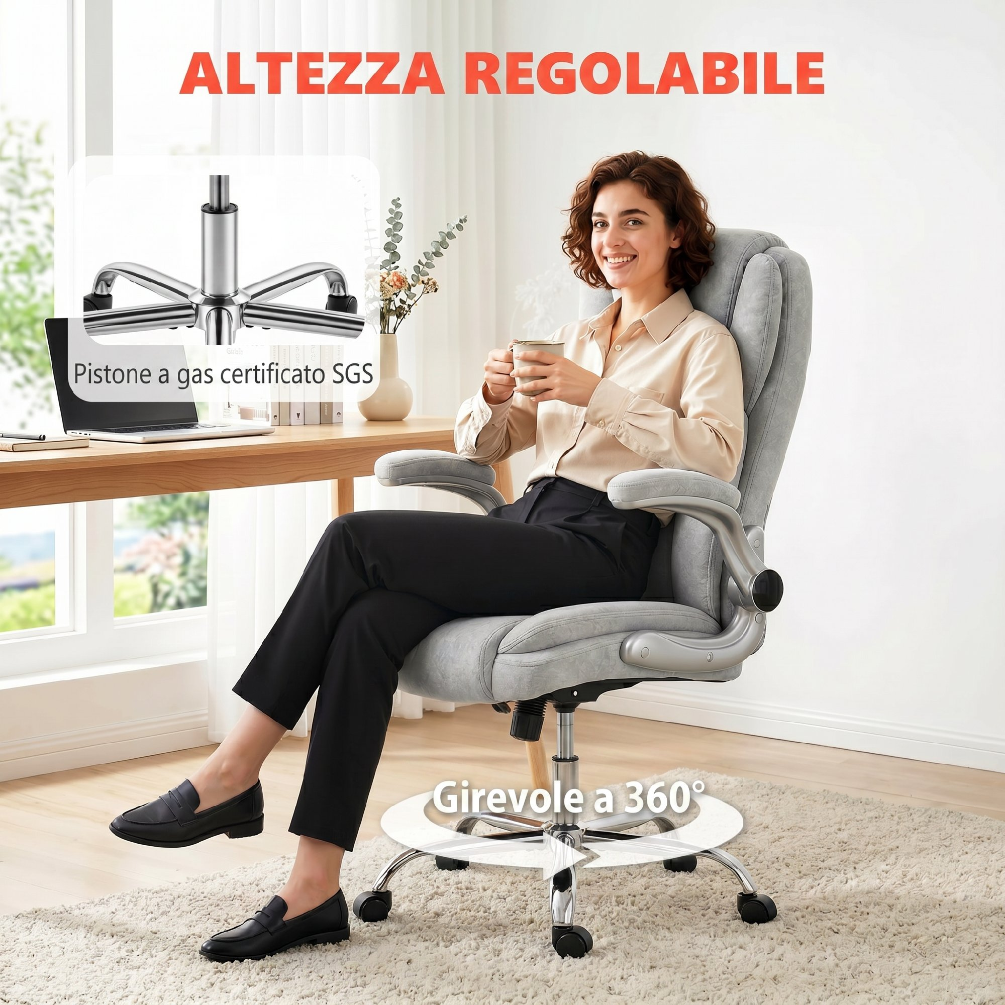 Una donna siede su una sedia da ufficio grigia con laptop e tazza sulla scrivania.