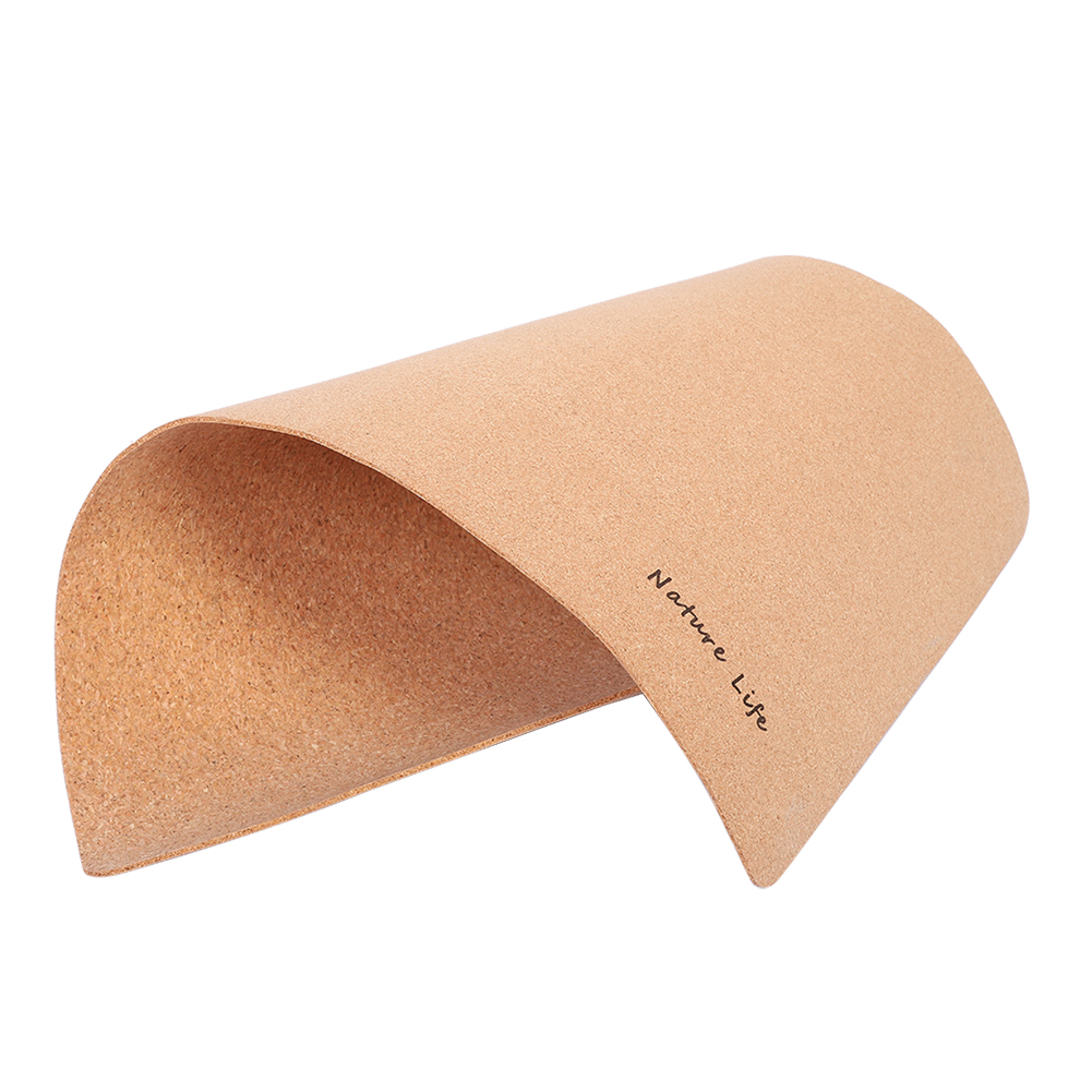 Eine gebogene, hellbraune Korkmatte mit dem Schriftzug „Nature Life“.
