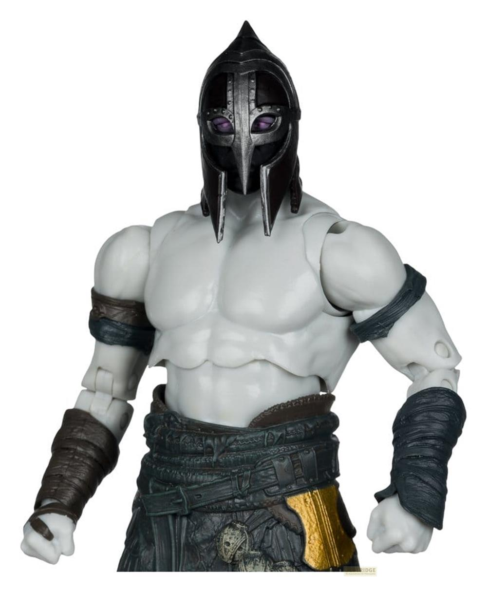 Eine Actionfigur mit weißer Haut, dunklem Helm und lila Augen.