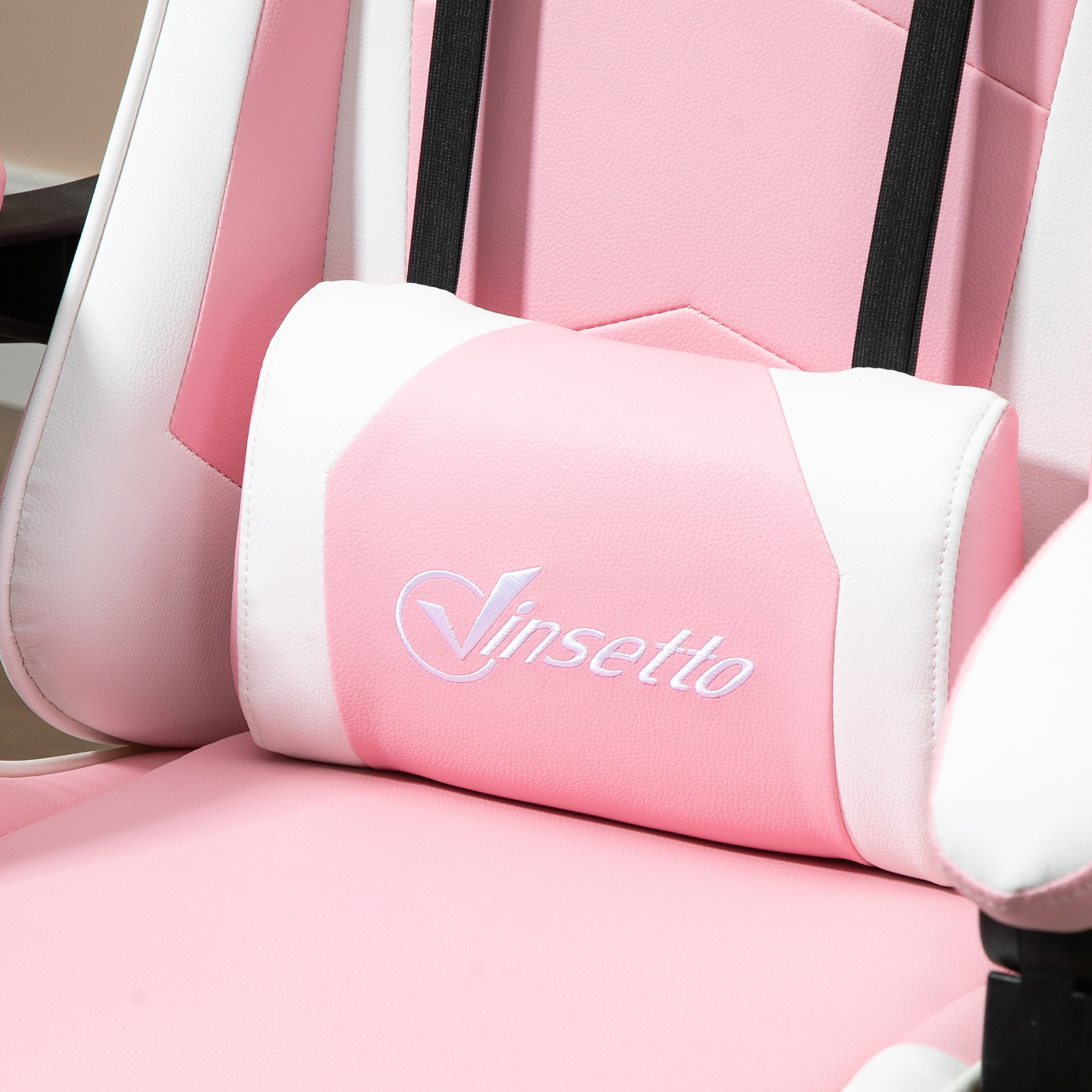 Una sedia da gaming rosa e bianca con cuscino ricamato.