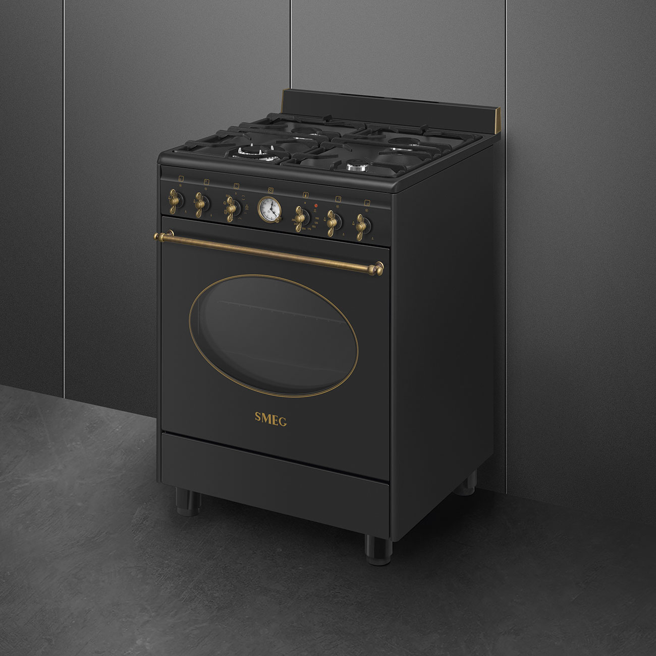 Fornello a gas nero con accenti dorati e porta in vetro ovale.