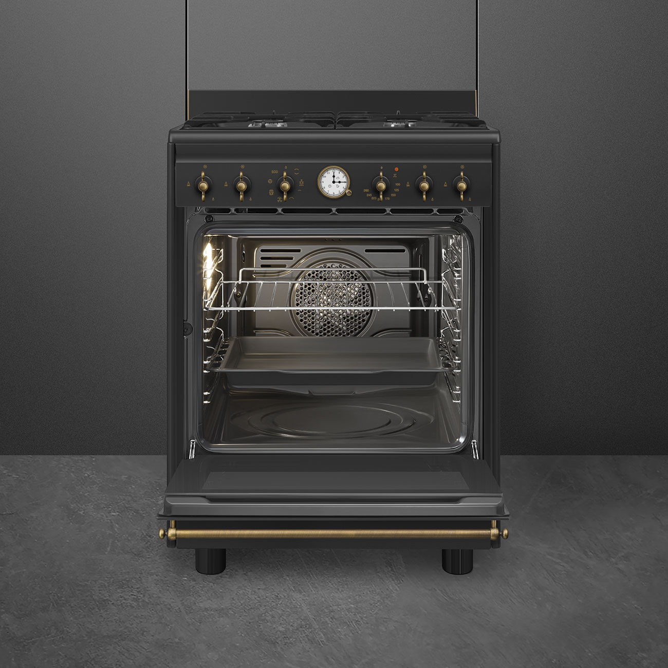 Forno nero con porta aperta, dettagli in ottone, orologio e manopole.