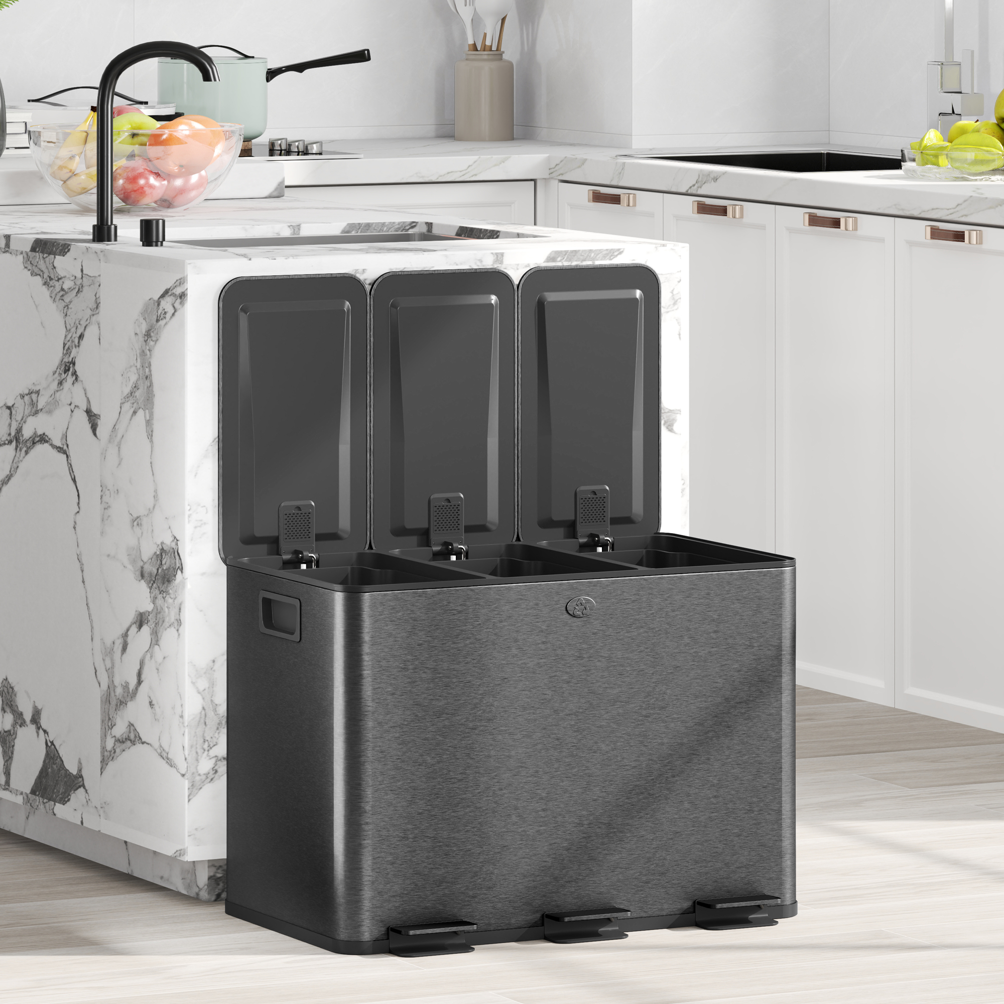 Pattumiera a tre scomparti in metallo spazzolato con coperchi aperti in una cucina moderna.