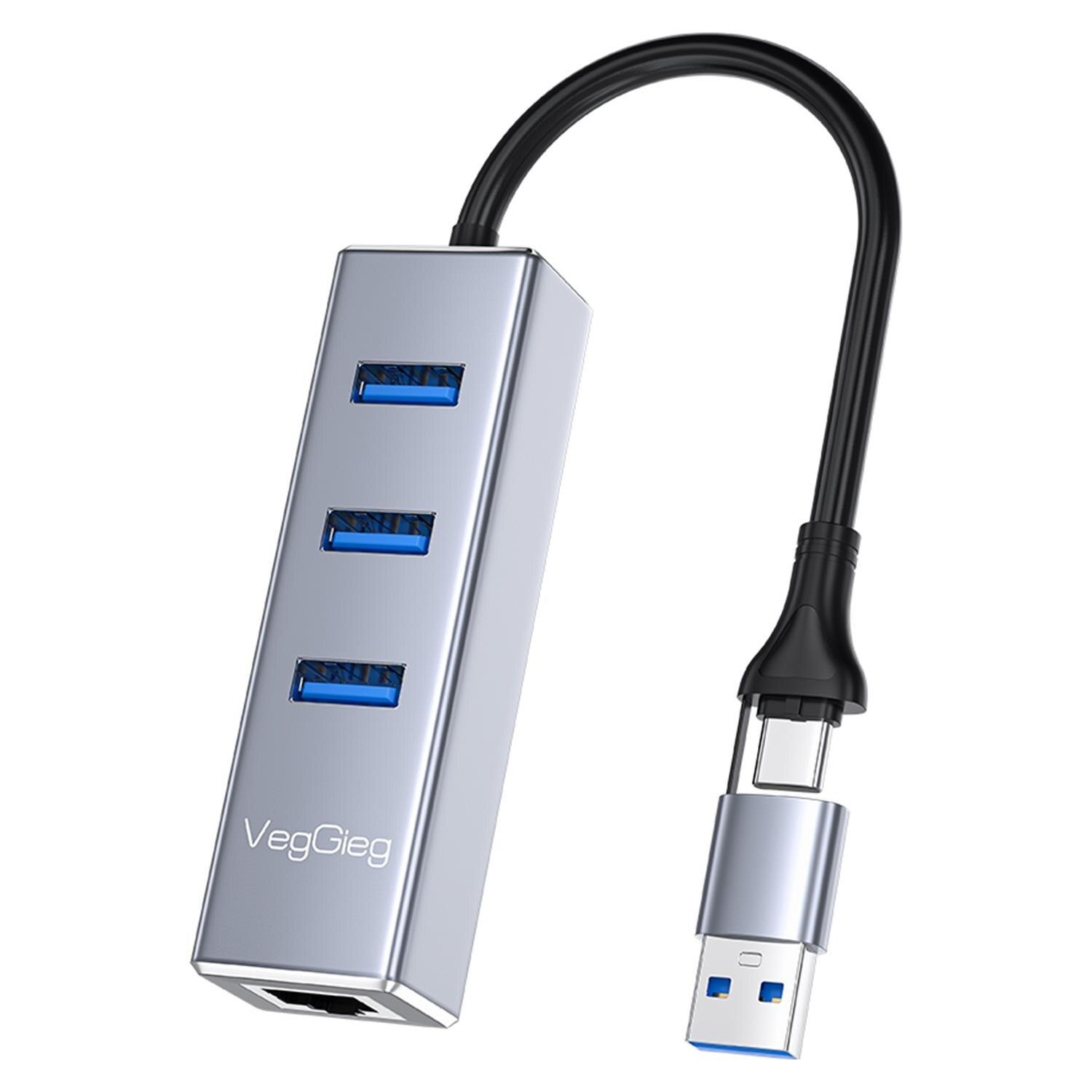Üç mavi USB bağlantı noktasına ve siyah kabloya sahip gümüş USB hub.