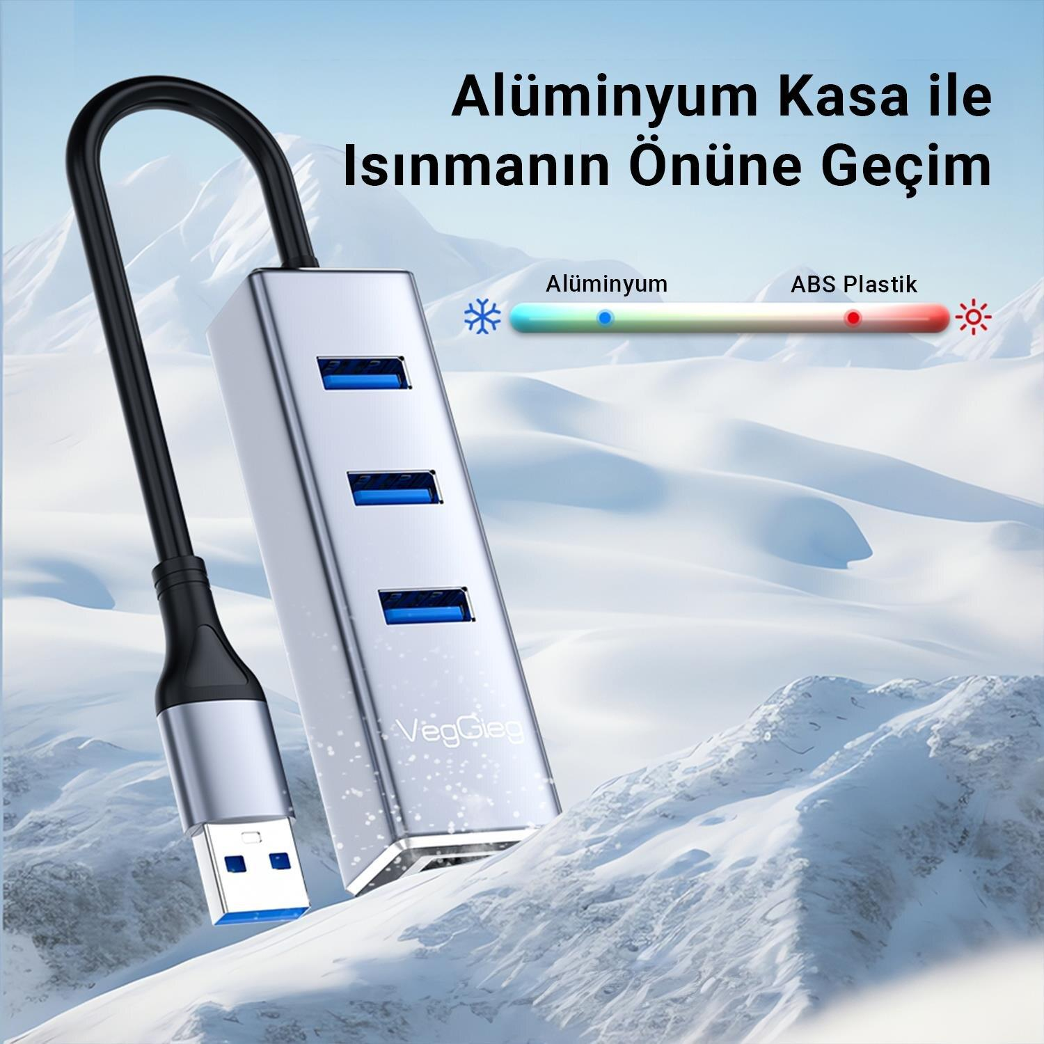Üç portlu gümüş renkli USB hub, karlı dağ manzarasına karşı duruyor.