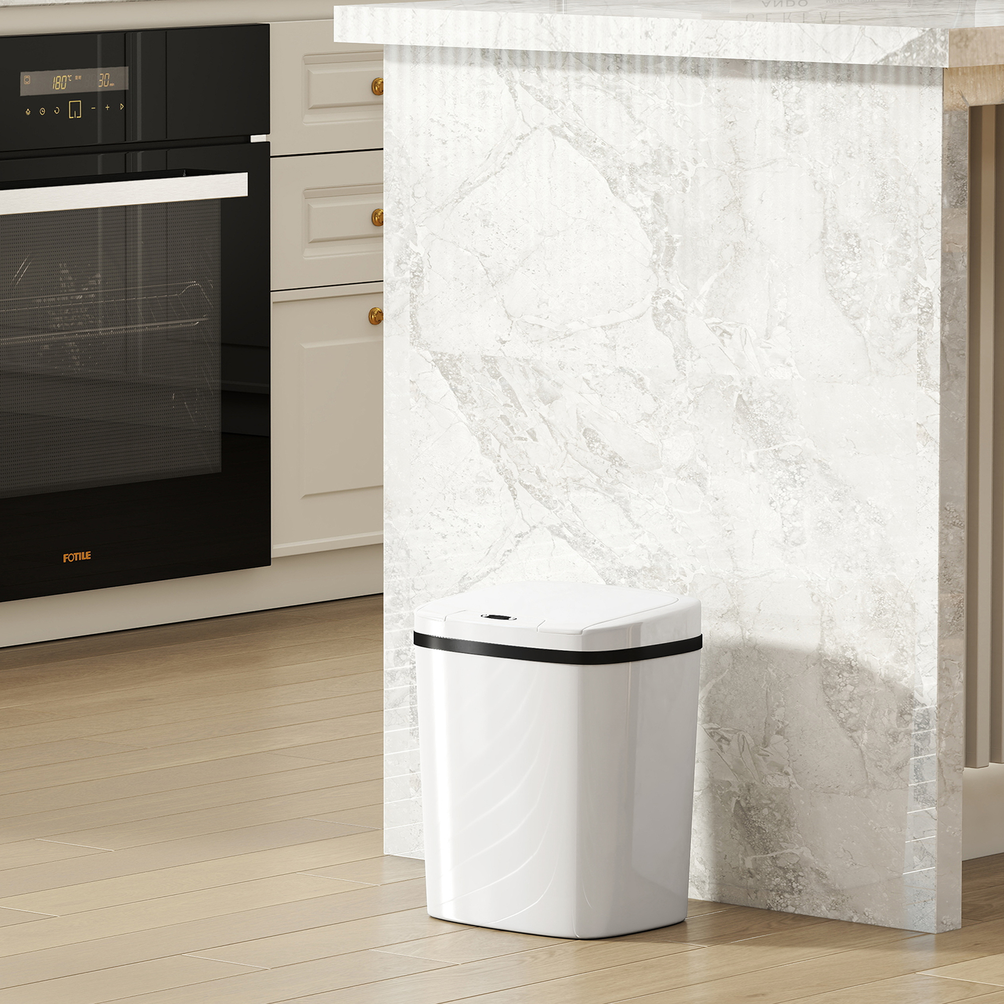 Un cestino bianco con bordo nero accanto a un'isola da cucina effetto marmo.