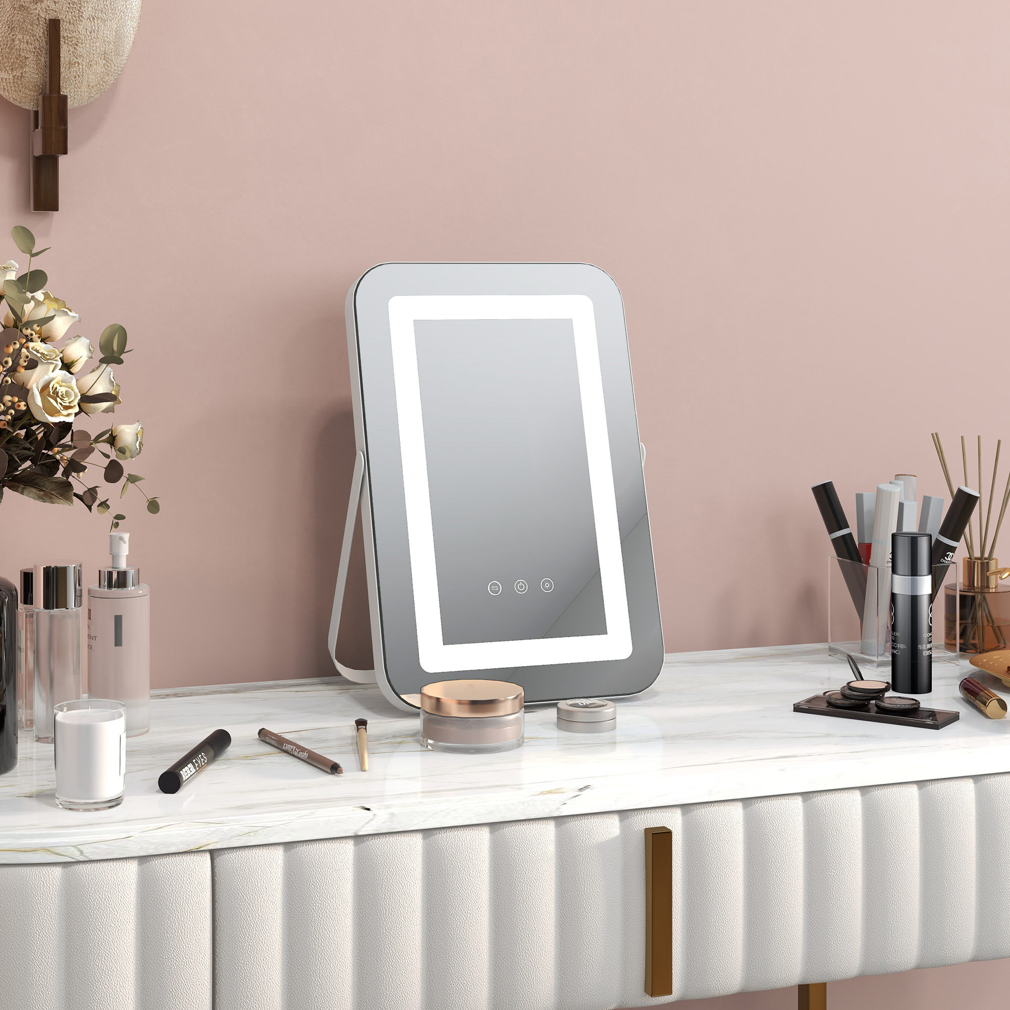 Uno specchio per il trucco illuminato su una cassettiera in marmo con cosmetici e fiori.