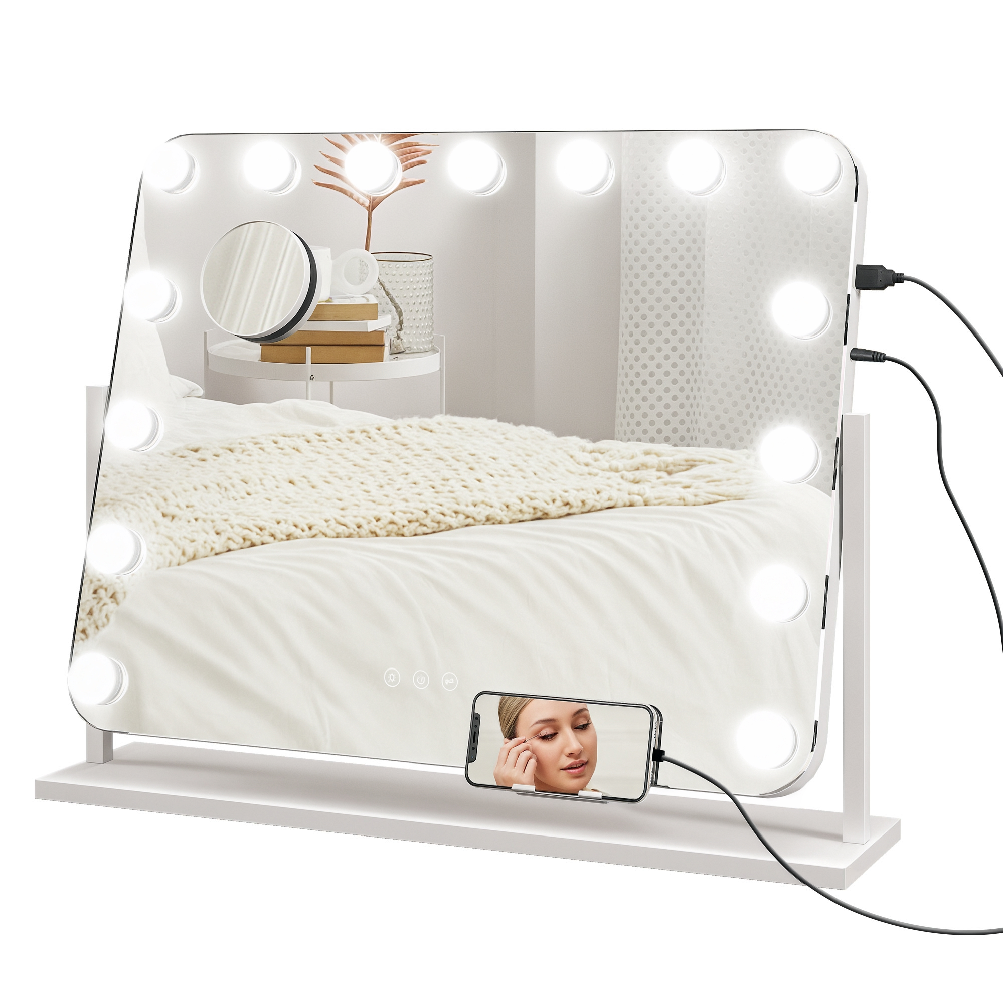 Uno specchio per il trucco illuminato con un telefono che lo usa.