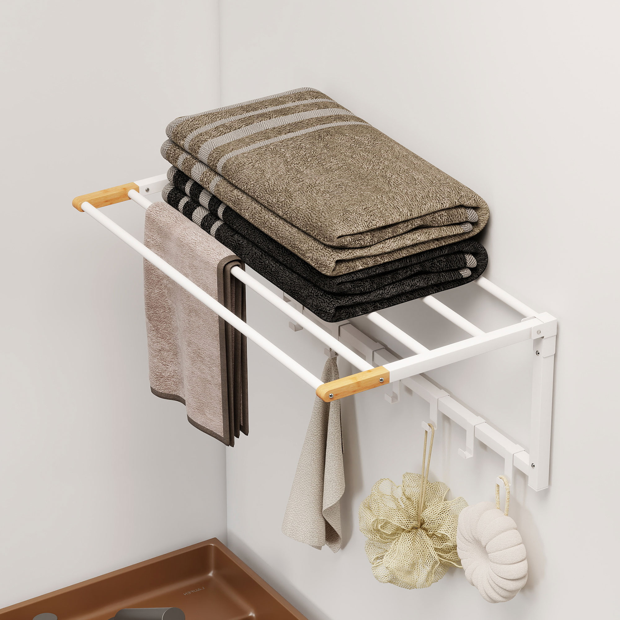 Un porta asciugamani bianco con accenti in legno contiene asciugamani piegati e appesi e due spugne da bagno.