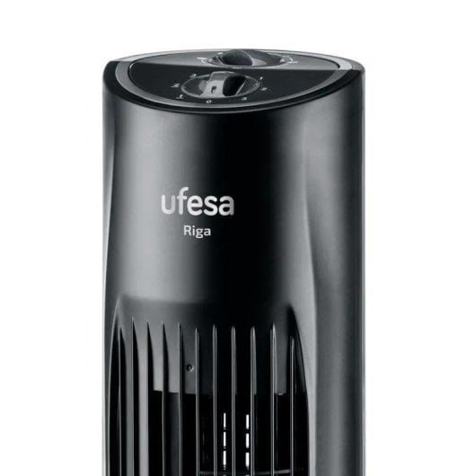Primer plano de un ventilador de torre Ufesa negro con controles en la parte superior.