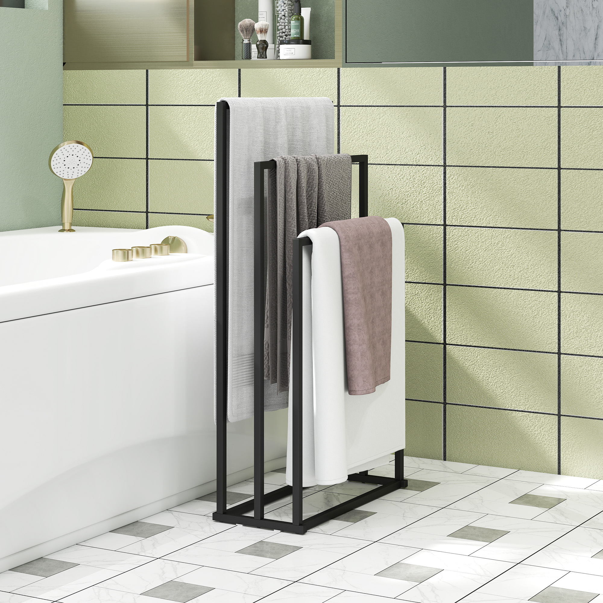 Un porta asciugamani nero tiene asciugamani piegati accanto a una vasca da bagno bianca. Piastrelle verde chiaro rivestono la parete.